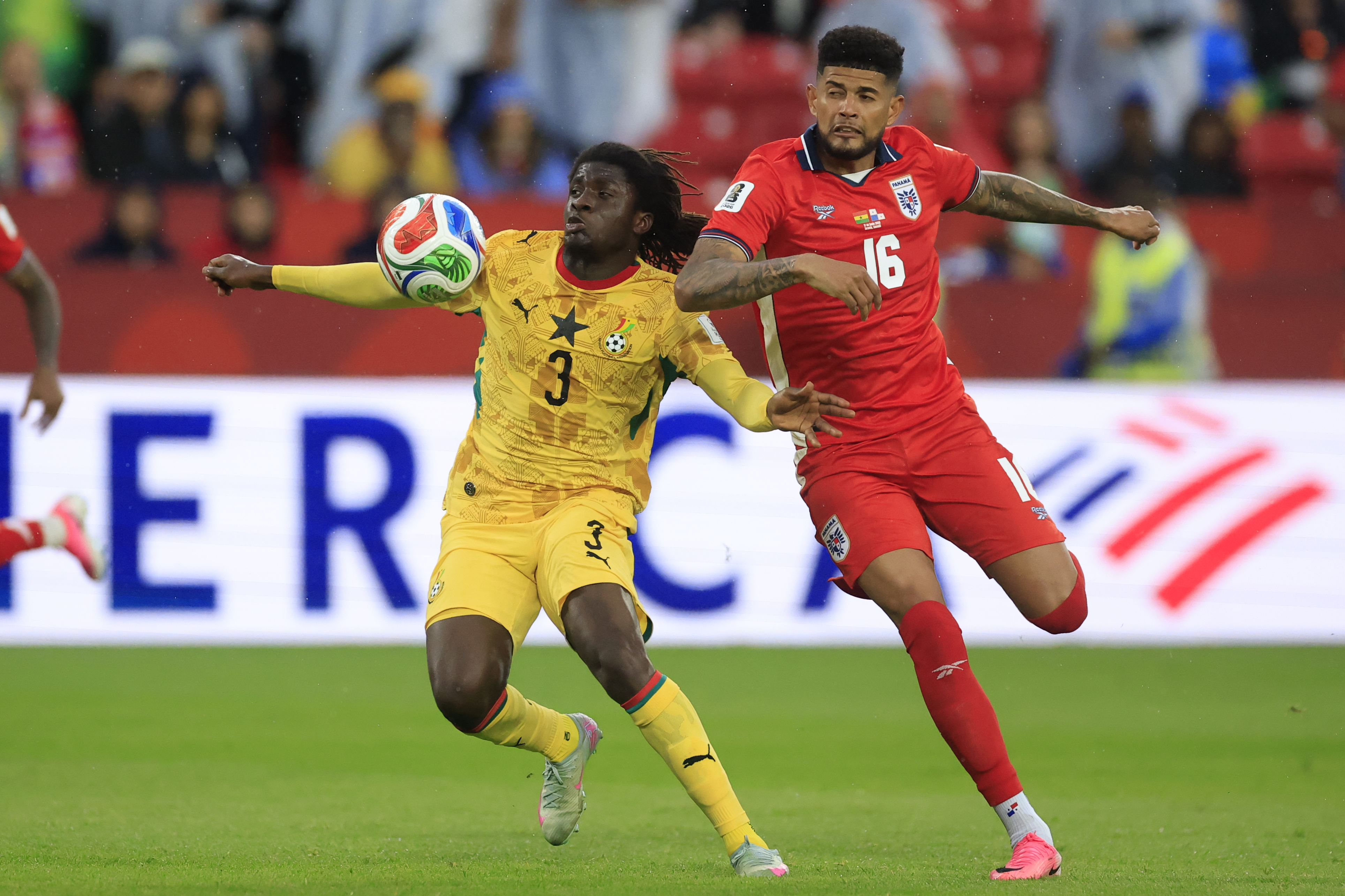 GR4112. TORONTO (CANADÁ), 17/06/2026.- Caleb Yirenkyi (i) de Ghana disputan el balón con Andrés Andrade de Panamá este miércoles, en un partido del grupo L del Mundial de la FIFA 2026 entre Ghana y Panamá en el estadio BMO en Toronto (Canadá). EFE/ Bienvenido Velasco