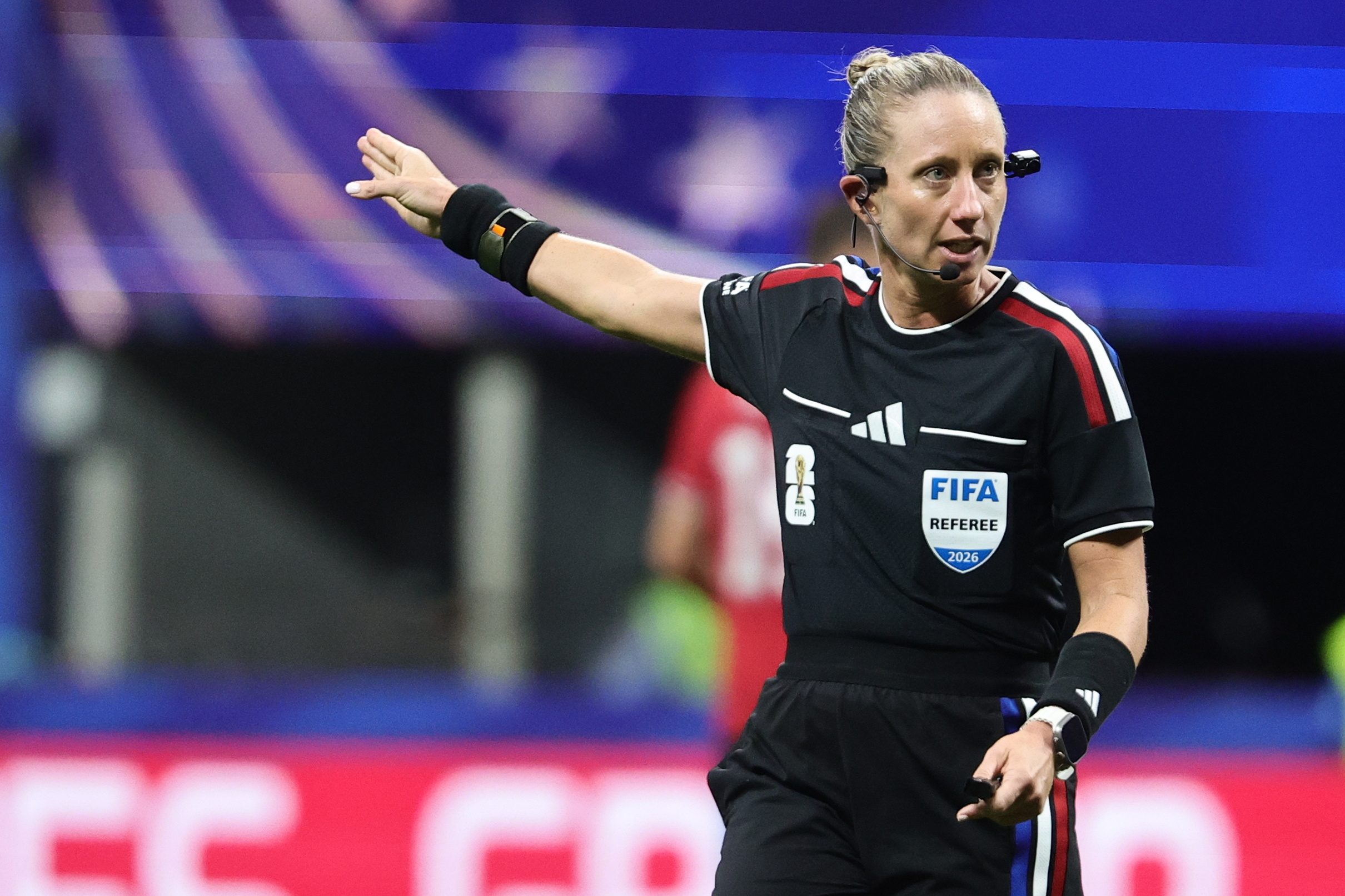 ATLANTA (United States), 18/06/2026.- Referee Tori Penso gestures during the FIFA World Cup 2026 group stage match Czechia against South Africa, in Atlanta, USA, 18 June 2026. (Sudáfrica) EFE/EPA/RONALD WITTEK