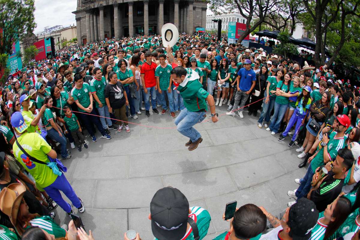 Mexico and South Korea Vie for Group Lead in World Cup Showdown