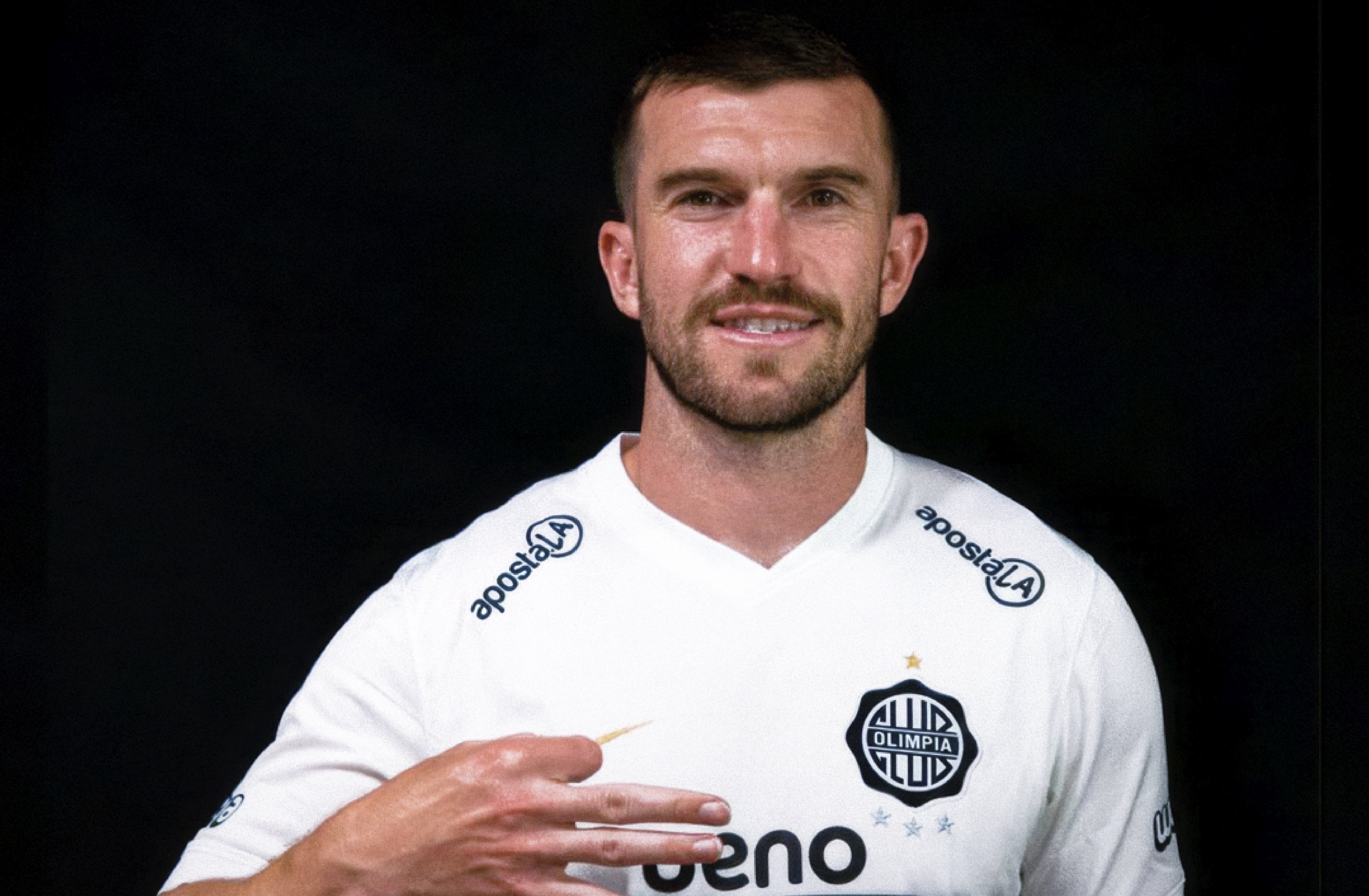 AME2275. BOGOTÁ (COLOMBIA), 18/06/2026.- Imagen difundida por el paraguayo Club Olimpia del defensor Tim Payne, que disputa la Copa del Mundo con Nueva Zelanda y que fue confirmando este jueves como nuevo jugador del equipo. EFE/ @elClubOlimpia /SOLO USO EDITORIAL/ SOLO DISPONIBLE PARA ILUSTRAR LA NOTICIA QUE ACOMPAÑA (CRÉDITO OBLIGATORIO)