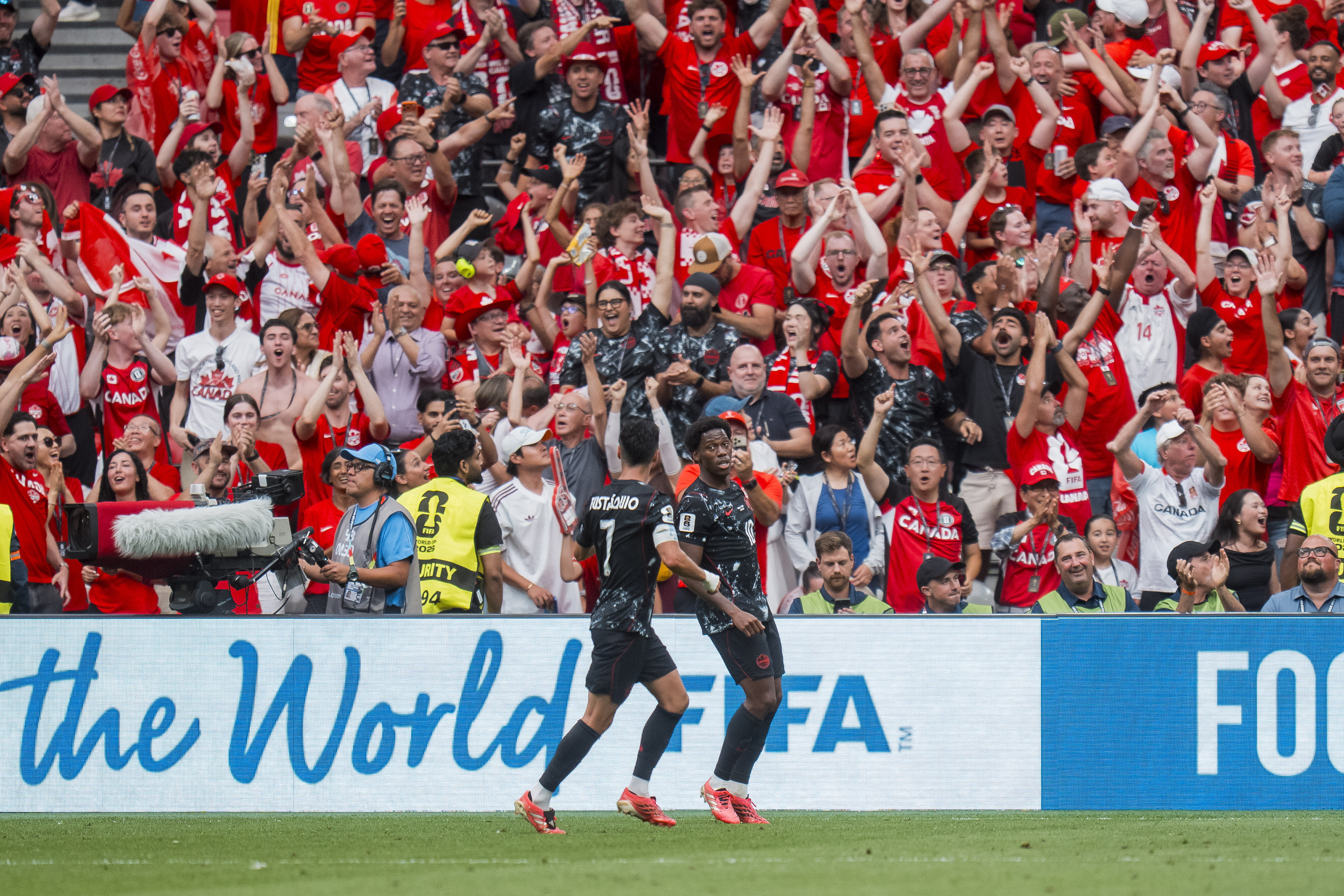 VANCOUVER (Canada), 19/06/2026.- Canada forward Jonathan David (R) celebrates with teammate Stephen Eustaquio (L) after scoring his second goal of the match during the FIFA World Cup 2026 group stage match between Canada and Qatar in Vancouver, Canada, 18 June 2026. (Catar) EFE/EPA/BOB FRID