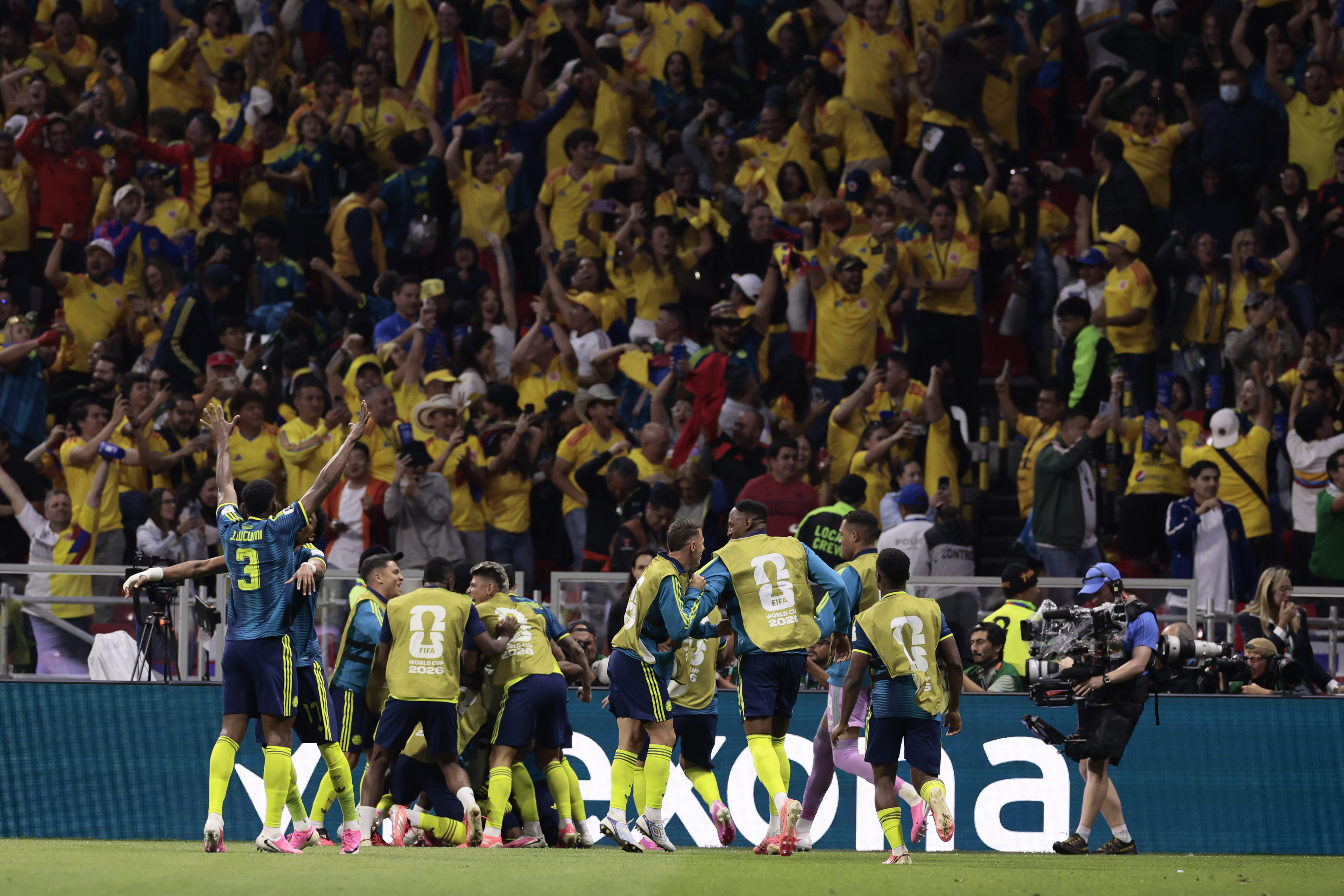 GR4427. CIUDAD DE MÉXICO (MÉXICO), 17/06/2026.- Jugadores de Colombia celebran un gol este miércoles, en un partido del grupo K del Mundial de la FIFA 2026 entre Uzbekistán y Colombia, en el estadio Azteca en Ciudad de México (México). EFE/ José Méndez