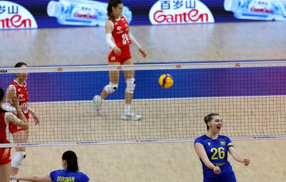 BANGKOK (Thailand), 18/06/2026.- Ukraine's Uliana Kotar (R) celebrates a point against Poland during the Volleyball Nations League 2026 - Women's Week 2 Pool 6 match between Poland and Ukraine in Bangkok, Thailand, 18 June 2026. (Polonia, Tailandia, Ucrania) EFE/EPA/RUNGROJ YONGRIT