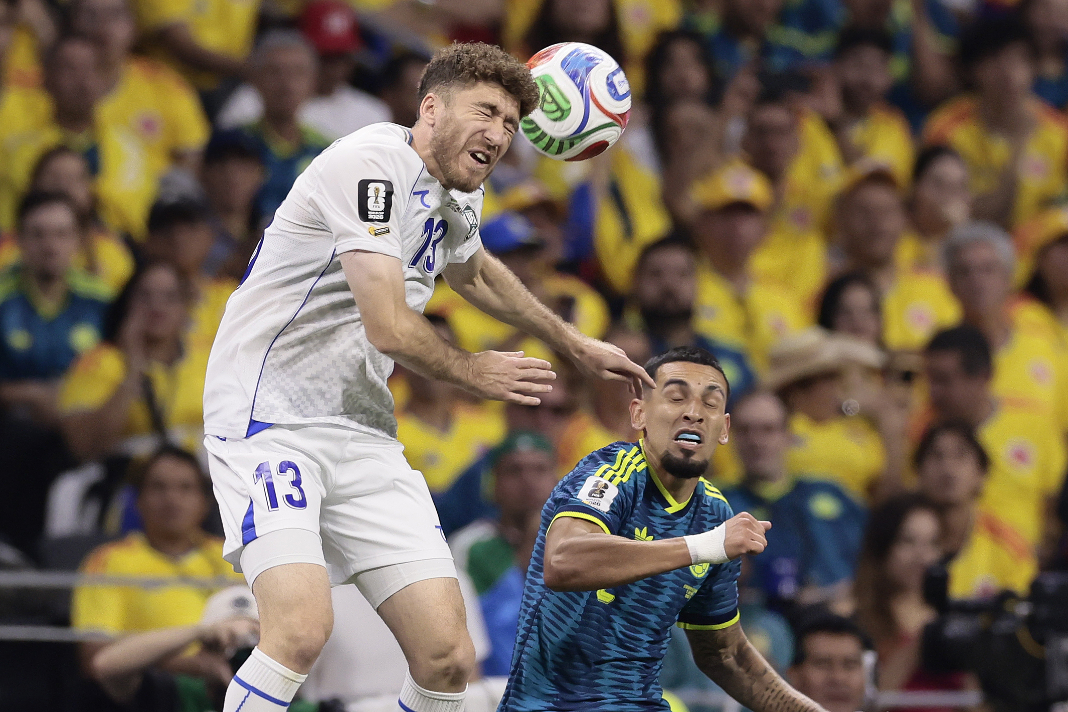GR4306. CIUDAD DE MÉXICO (MÉXICO), 17/06/2026.- Sherzod Nasrullaev (i) de Uzbekistán disputa un balón con Daniel Muñoz de Colombia este miércoles, en un partido del grupo K del Mundial de la FIFA 2026 entre Uzbekistán y Colombia, en el estadio Azteca en Ciudad de México (México). EFE/ José Méndez