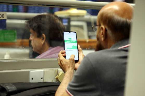 KARACHI (Pakistan), 18/06/2026.- Traders monitor share prices at the Pakistan Stock Exchange (PSX) in Karachi, Pakistan, 18 June 2026. The benchmark KSE-100 Index gained 887.19 points, or 0.49 percent, reaching an intraday all-time high of 181,869.33 points before closing at a record 181,398.22 points, extending the market's strong bullish momentum. EFE/EPA/REHAN KHAN