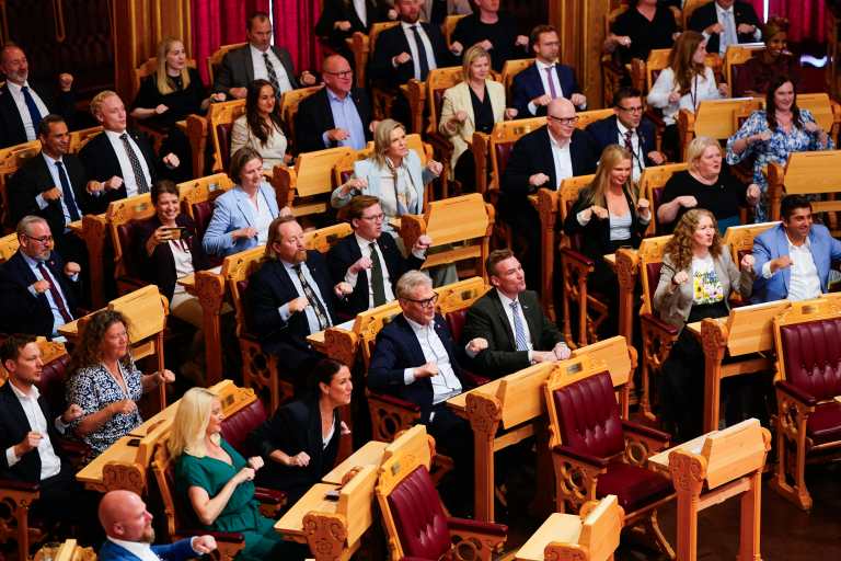 Diputados noruegos sorprenden con una remada vikinga para apoyar a su selección en el Mundial 2
