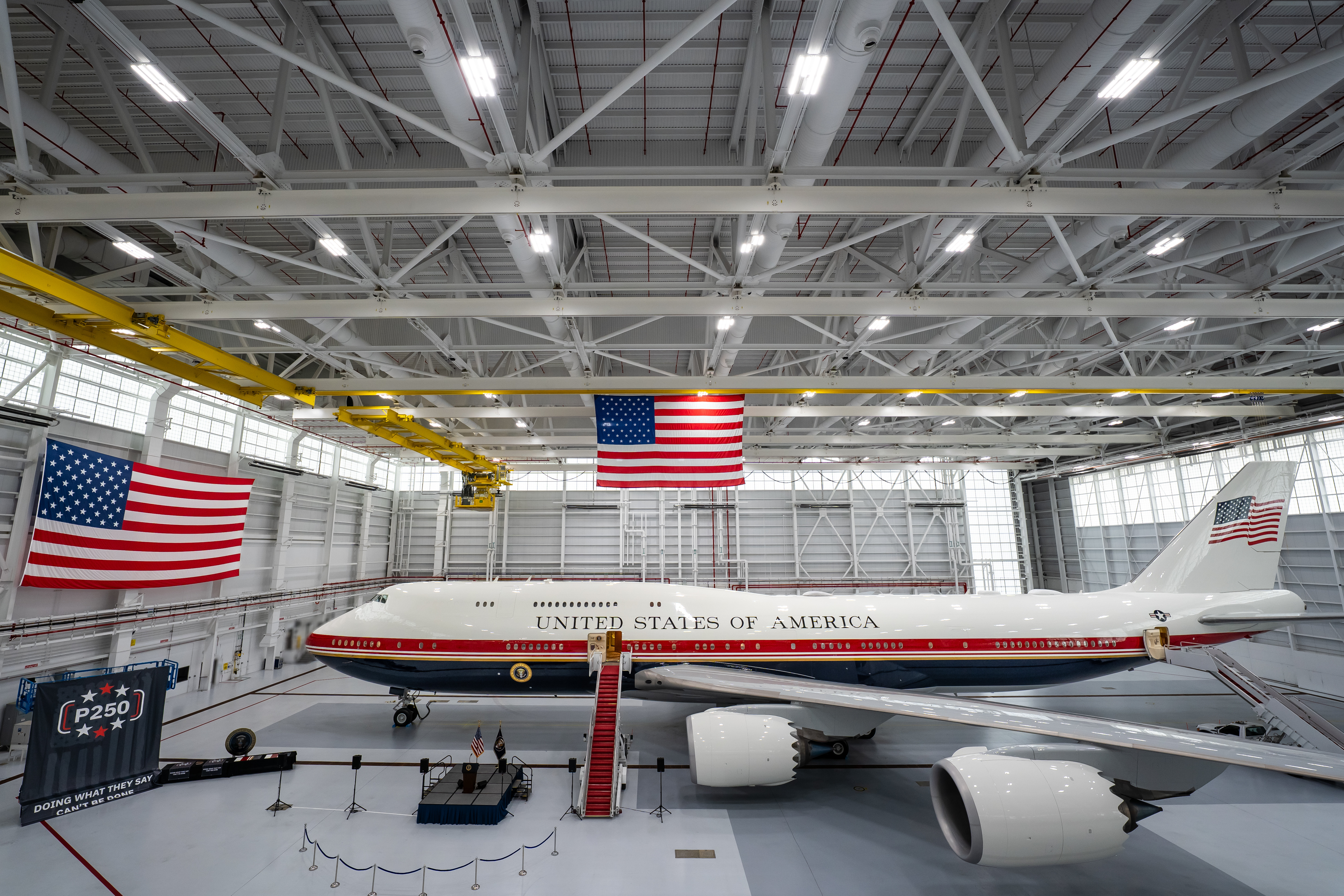 Trump presenta su nuevo Air Force One: así es el Boeing con los colores de EE. UU.