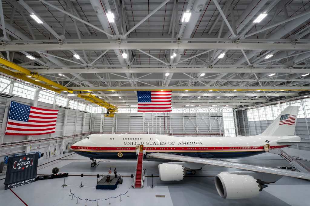 El nuevo Air Force One, un Boeing 747-8, fue exhibido por primera vez en la Base Andrews. La aeronave reemplazará temporalmente al actual avión presidencial. (Foto Prensa Libre: EFE)