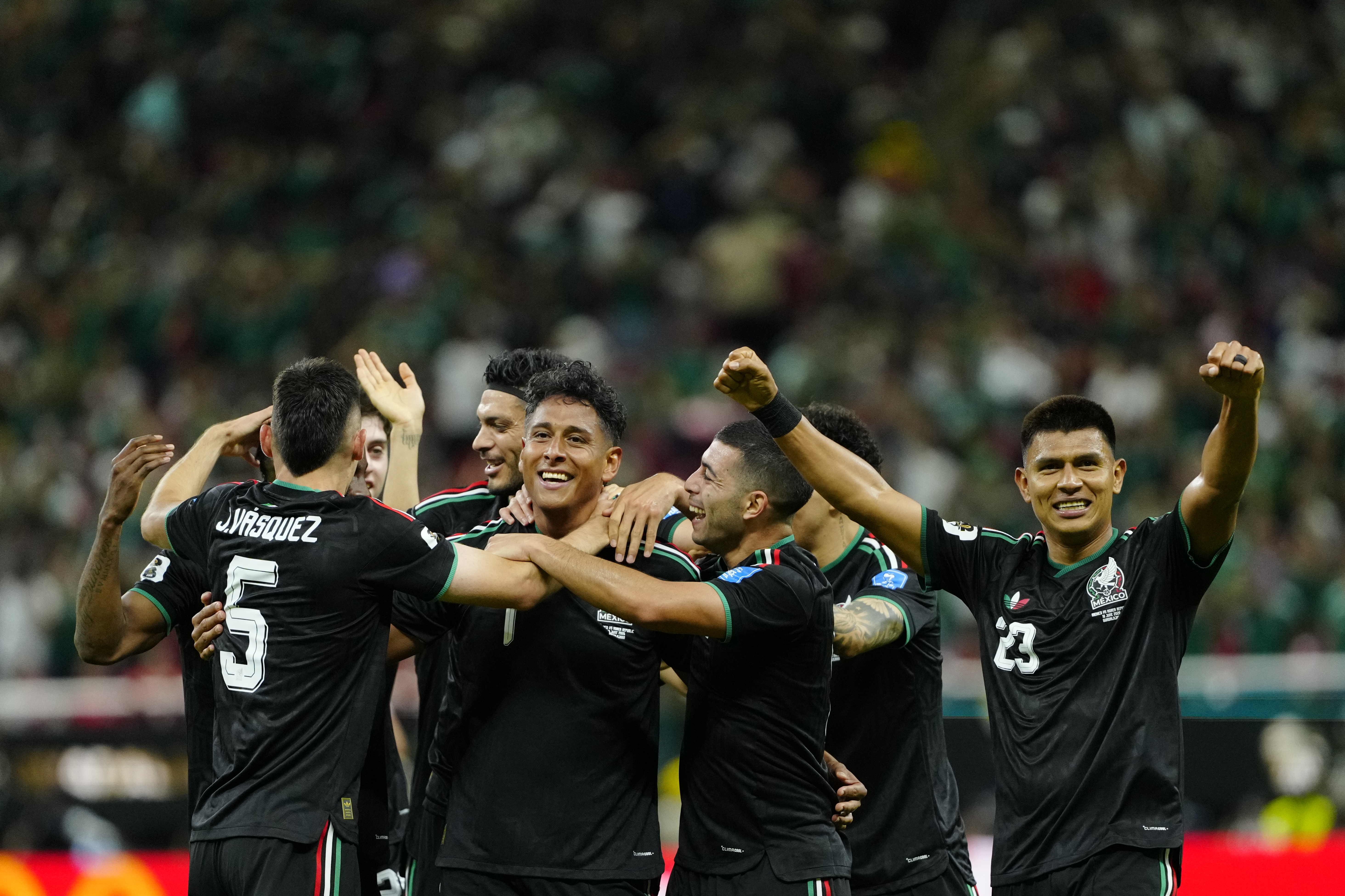GR5138. GUADALAJARA (MÉXICO), 18/06/2026.- Jugadores de México celebran un gol de Luis Romo este jueves, en un partido del grupo A del Mundial de la FIFA 2026 entre México y Corea del Sur, en el estadio Akron en Guadalajara (México). EFE/ Francisco Guasco