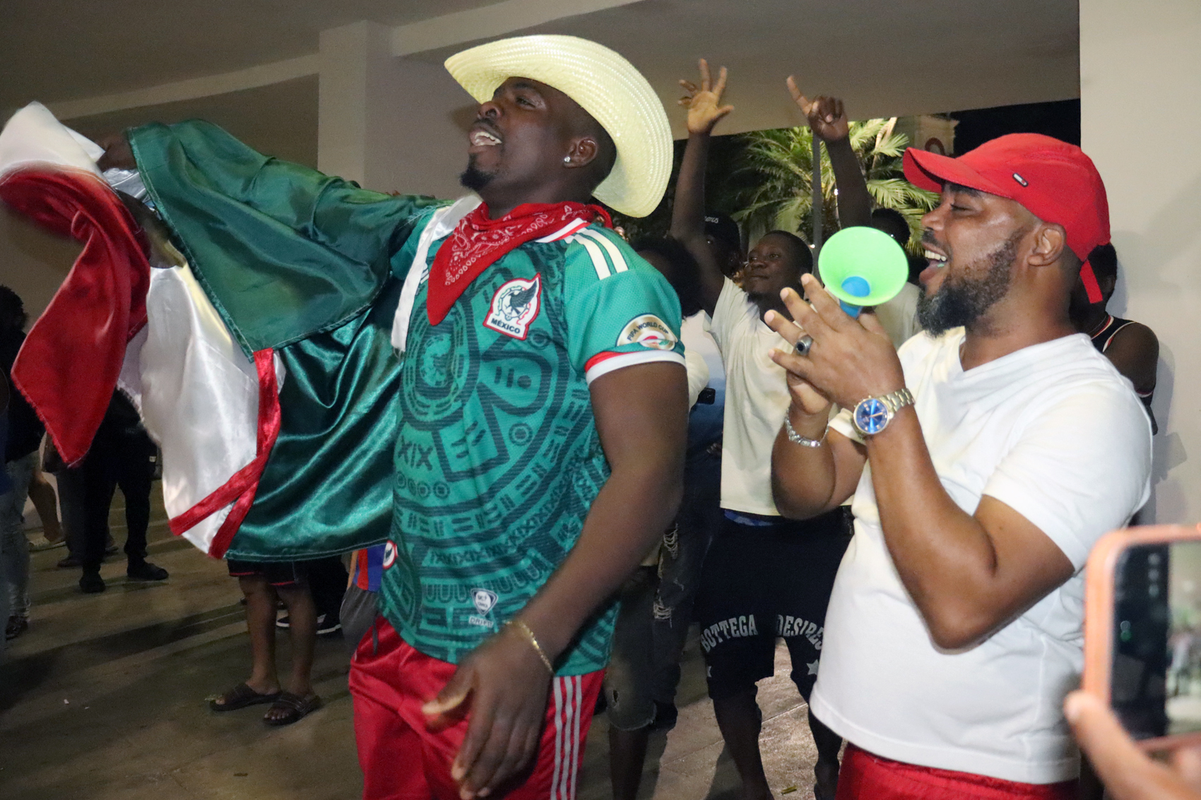 MEX6425. TAPACHULA MÉXICO), 19/06/2026.- El migrante de Haití, Seña Tus Roodson (i), observa la transmisión del partido del Mundial de la FIFA 2026 entre México y Corea del Sur este jueves, en la ciudad de Tapachula (México). Con una mezcla de emociones, entre ellas la alegría y la nostalgia, la comunidad haitiana, el grupo migrante más numeroso en la frontera sur de México, se prepara ester viernes en Tapachula para ver el duelo histórico entre la selección de Haití y de Brasil esta noche en el Mundial de Fútbol de 2026. EFE/Juan Manuel Blanco