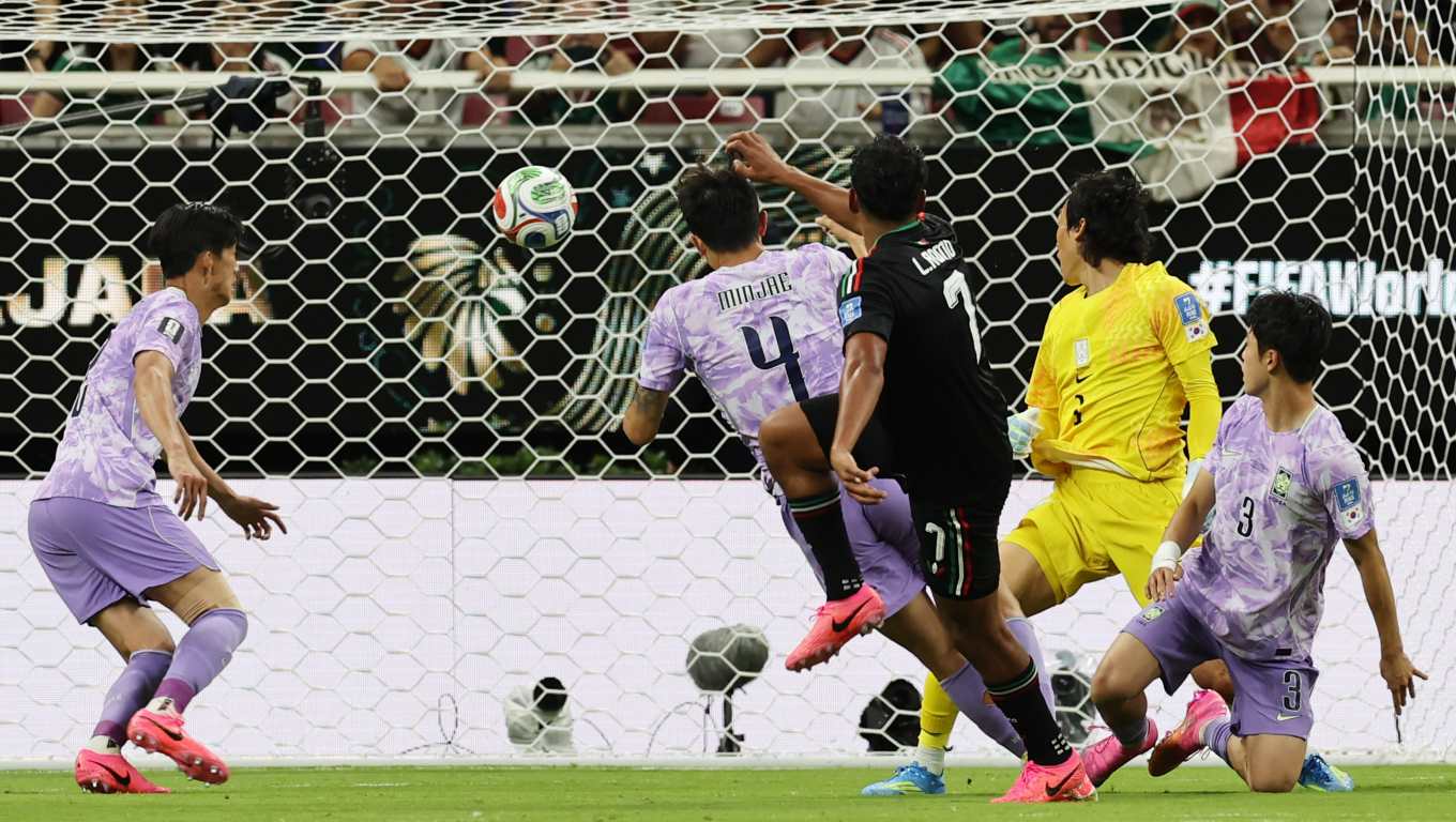 GR5119. GUADALAJARA (MÉXICO), 18/06/2026.- El arquero de Corea del Sur, Kim Seung-gyu (2d) reacciona este jueves, en un partido del grupo A del Mundial de la FIFA 2026 entre México y Corea del Sur, en el estadio Akron en Guadalajara (México). EFE/ Alex Cruz