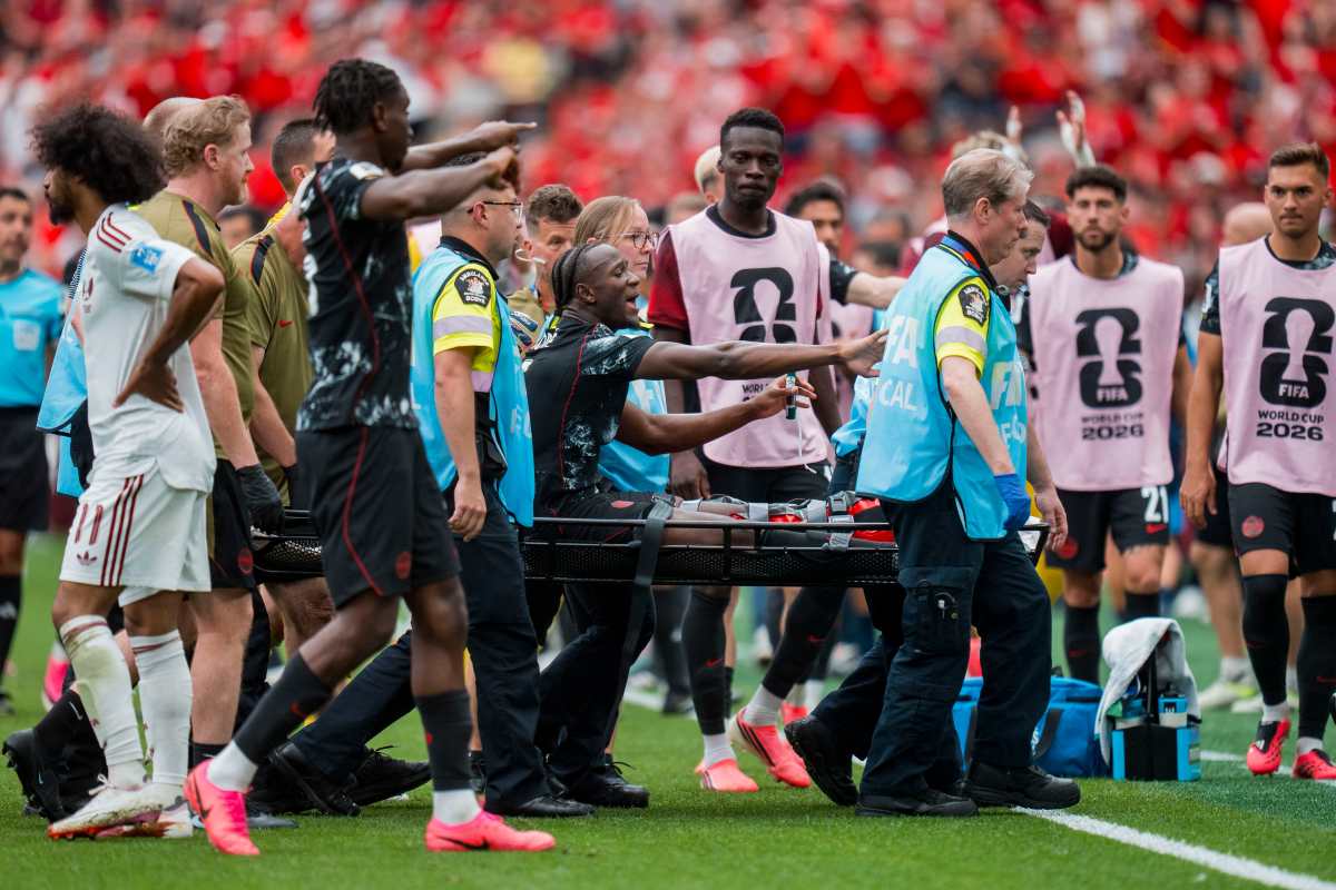 VANCOUVER (Canada), 18/06/2026.- Canada midfielder Ismael Kone (C) is carried off the pitch on a stretcher after sustaining an injury during the FIFA World Cup 2026 group stage match between Canada and Qatar in Vancouver, Canada, 18 June 2026. (Catar) EFE/EPA/BOB FRID