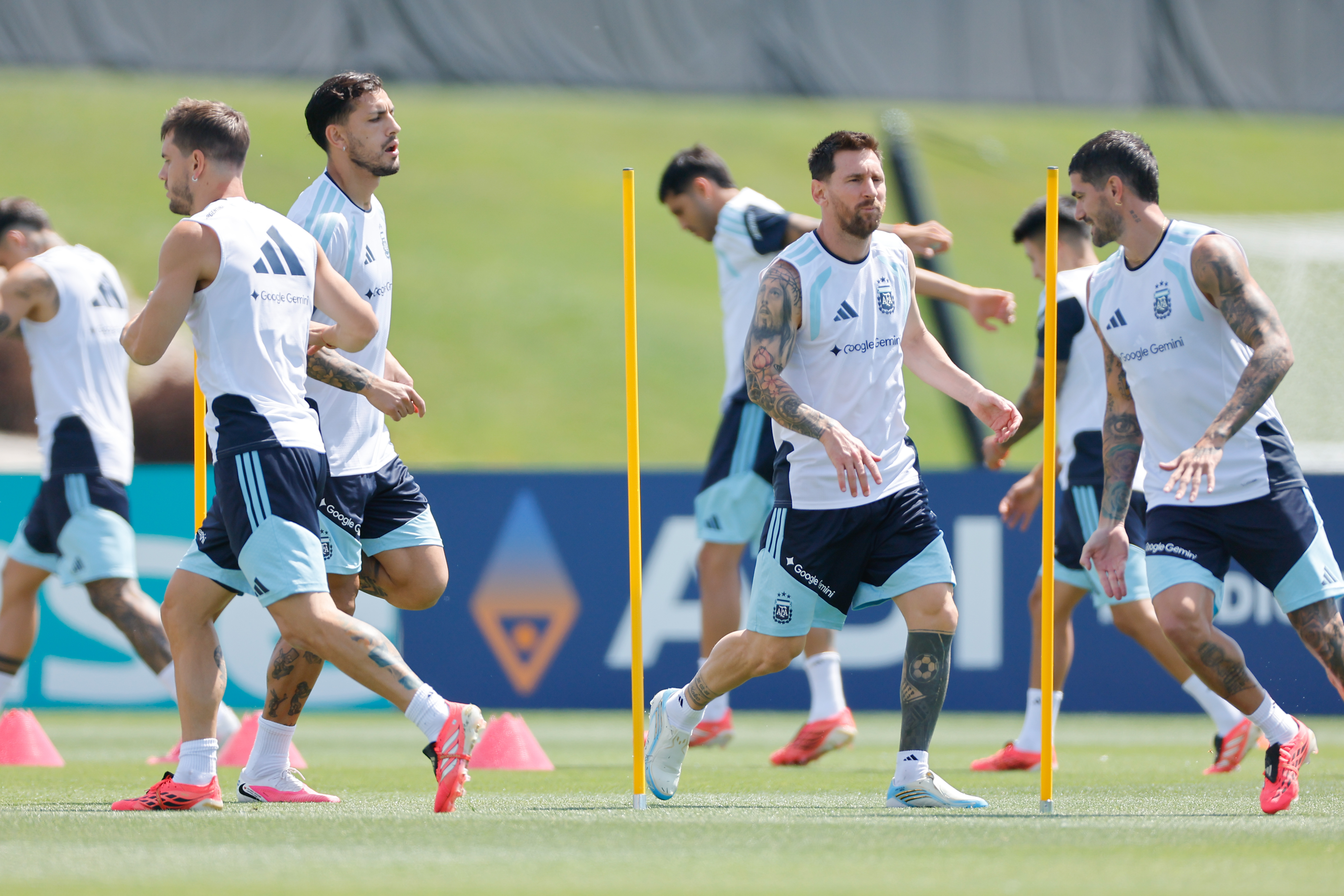 KANSAS CITY (ESTADOS UNIDOS), 19/06/2026.- El delantero de la selección argentina de fútbol Leo Messi (2d) durante un entrenamiento celebrado este viernes en el Sporting KC Training Centre de Kansas City. EFE/ Juan Ignacio Roncoroni