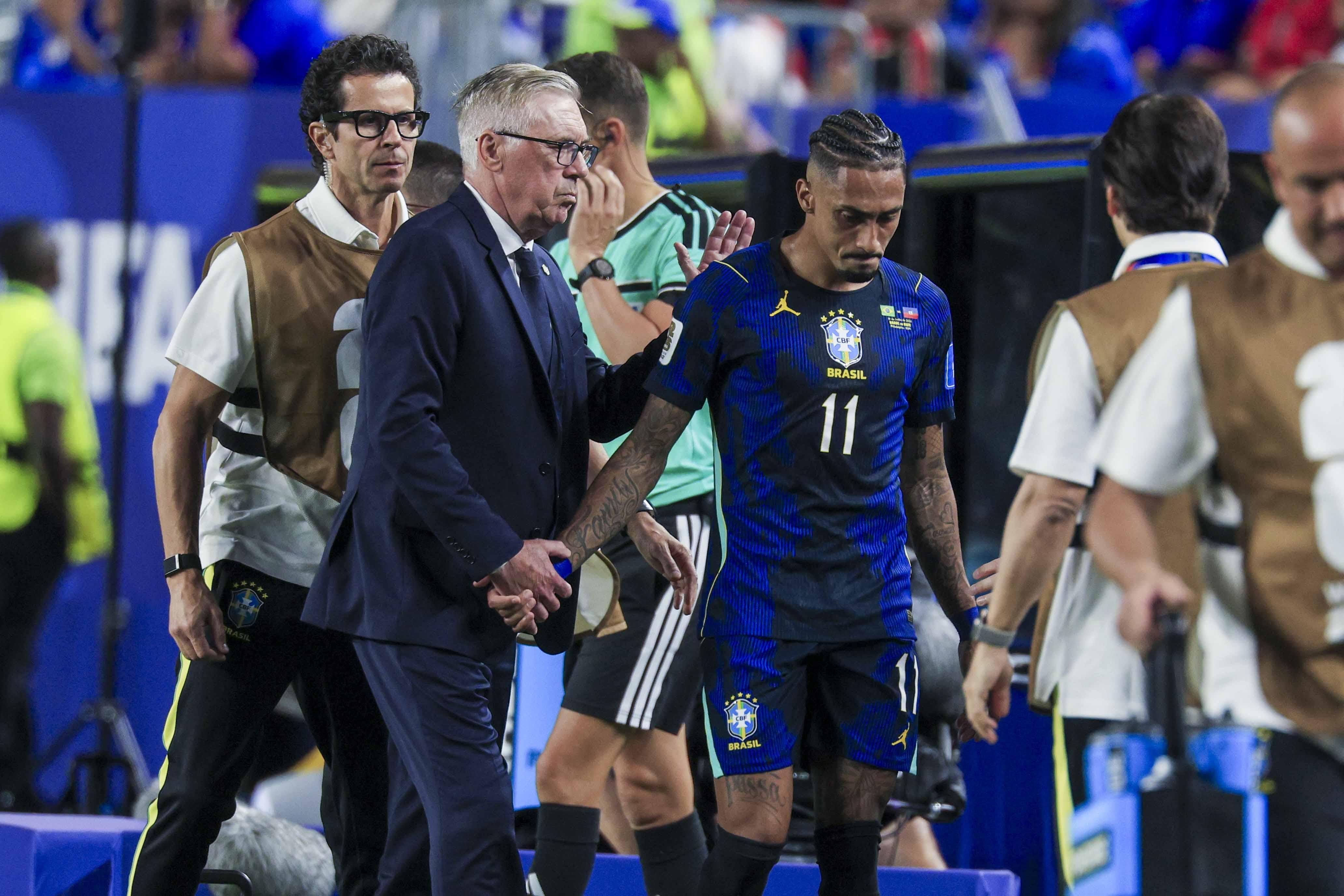 PHILADELPHIA (United States), 19/06/2026.- Brazil manager Carlo Ancelotti (L) consoles Brazil forward Raphinha (C) after leaving the pitch injured during the FIFA World Cup 2026 group stage match between Haiti and Brazil, Philadelphia, USA, 19 June 2026. (Brasil, Filadelfia) EFE/EPA/SHAWN THEW
