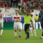 GR6226. SANTA CLARA (ESTADOS UNIDOS), 19/06/2026.- El árbitro salvadoreño Iván Barton sanciona con tarjeta roja a Miguel Almirón (no en la foto) de Paraguay este viernes, en un partido del grupo D del Mundial de la FIFA 2026 entre Turquía y Paraguay, en el estadio Levi´s en Santa Clara (Estados Unidos). EFE/ Miguel Gutiérrez GR6226. SANTA CLARA (ESTADOS UNIDOS), 19/06/2026.- El árbitro salvadoreño Iván Barton sanciona con tarjeta roja a Miguel Almirón (no en la foto) de Paraguay este viernes, en un partido del grupo D del Mundial de la FIFA 2026 entre Turquía y Paraguay, en el estadio Levi´s en Santa Clara (Estados Unidos). EFE/ Miguel Gutiérrez