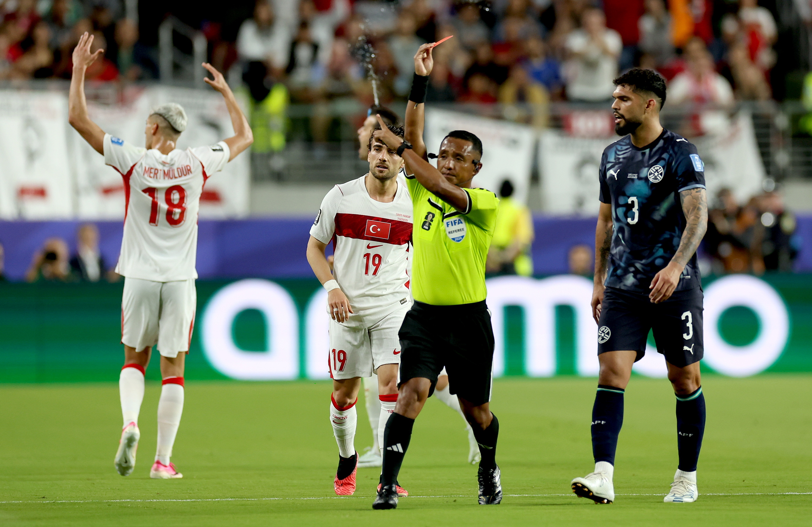 SAN FRANCISCO (United States), 20/06/2026.- Referee Ivan Arcides Barton Cisneros shows a red card to Miguel Almiron of Paraguay (not in picture) during the FIFA World Cup 2026 group stage match Turkey against Paraguay, in San Francisco, USA, 19 June 2026. (Turquía) EFE/EPA/BENJAMIN FANJOY