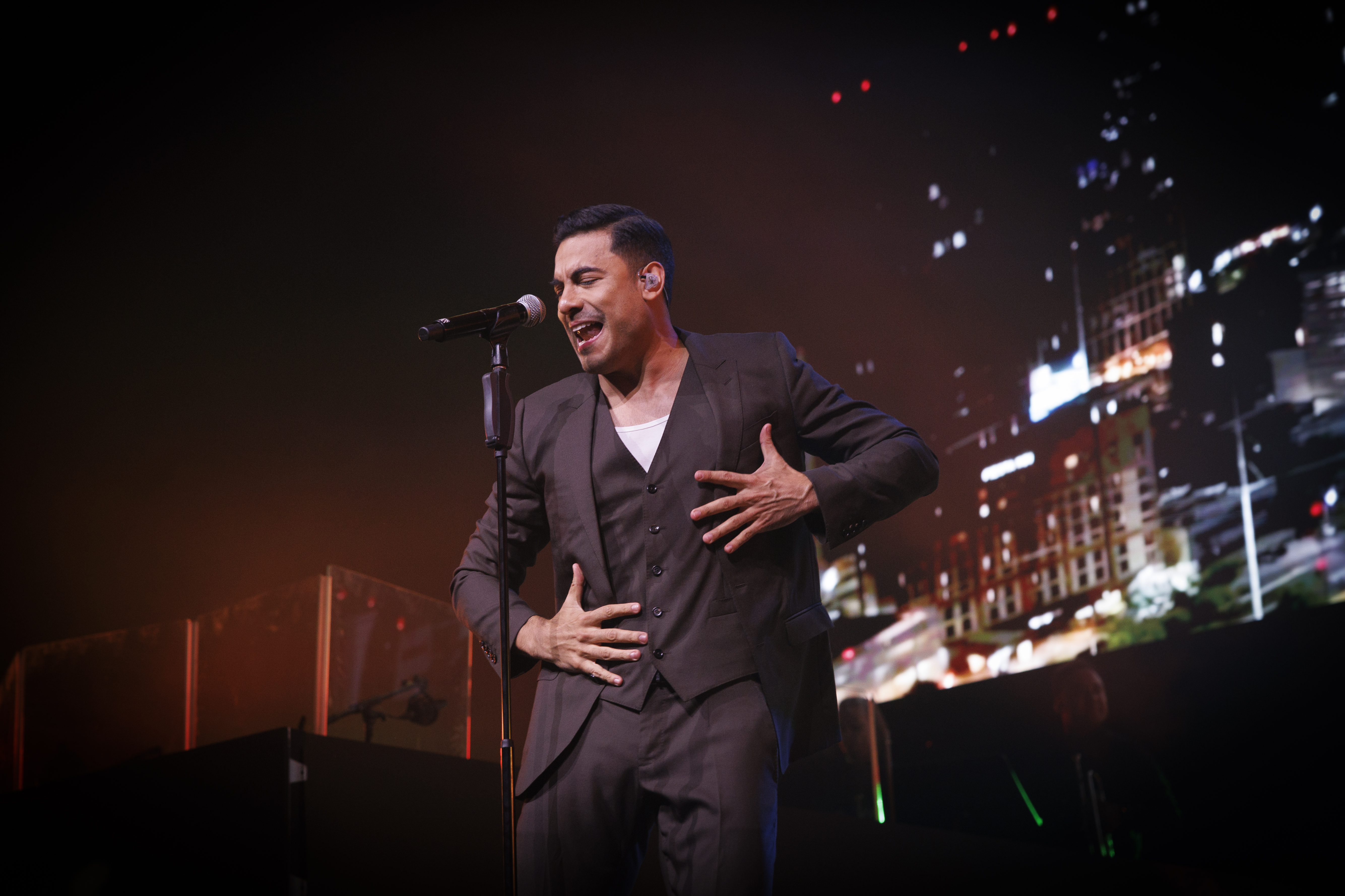 PAMPLONA (NAVARRA) 21/ 06 / 2026.- El cantante mejicano Carlos Rivera durante el concierto que ha ofrecido este domingo en el Navarra Arena de Pamplona iniciando su gira española en 2026 '¡Vida Méxixo! Tour'. EFE/Villar López