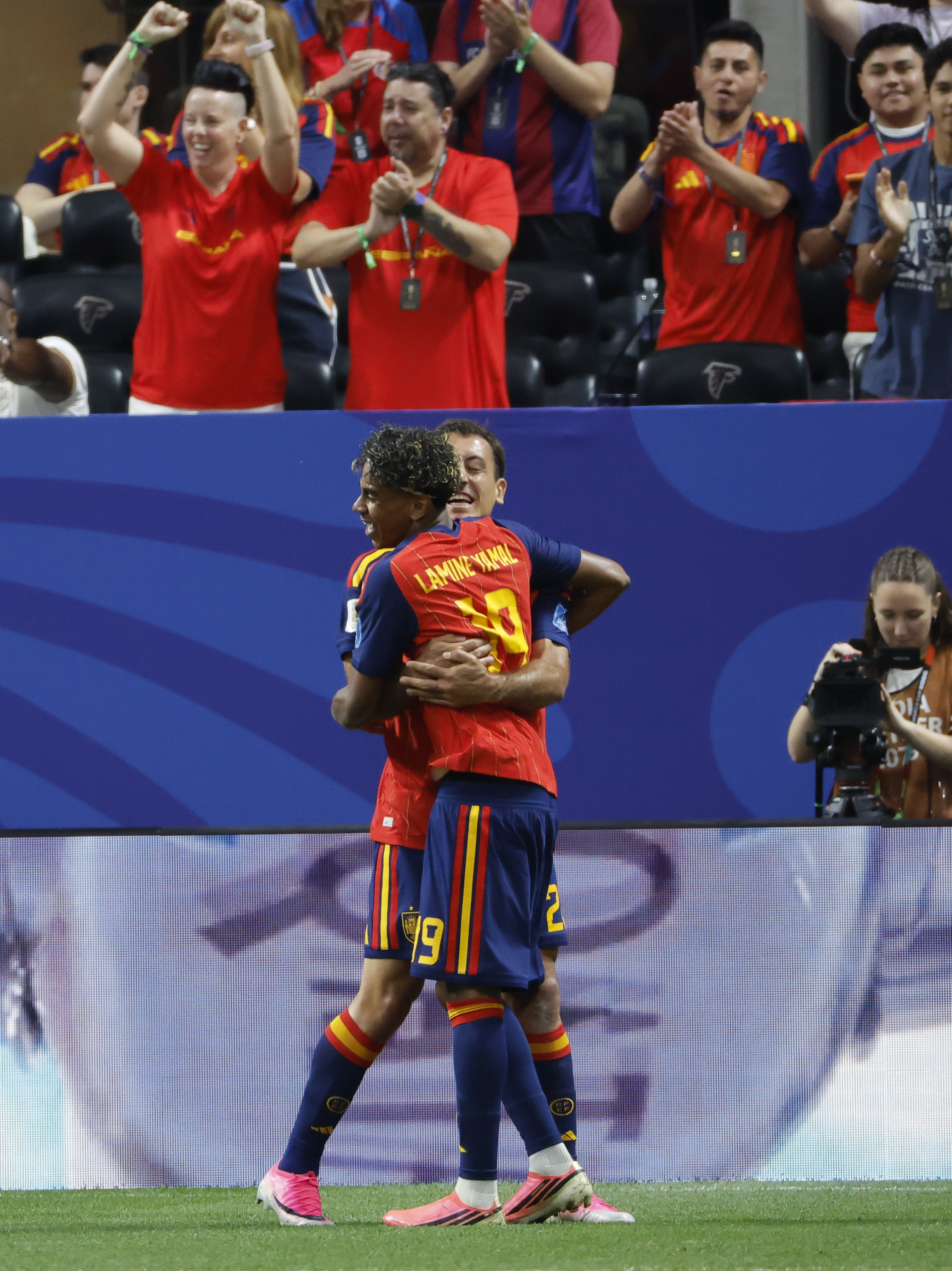 ATLANTA (ESTADOS UNIDOS), 21/06/2026.- El delantero de la selección española Mikel Oyarzábal celebra con Lamine Yamal tras marcar el gol 3-0 del partido del Mundial 2026 entre España y Arabia Saudí, este domingo en Atlanta. EFE/ Lavandeira Jr