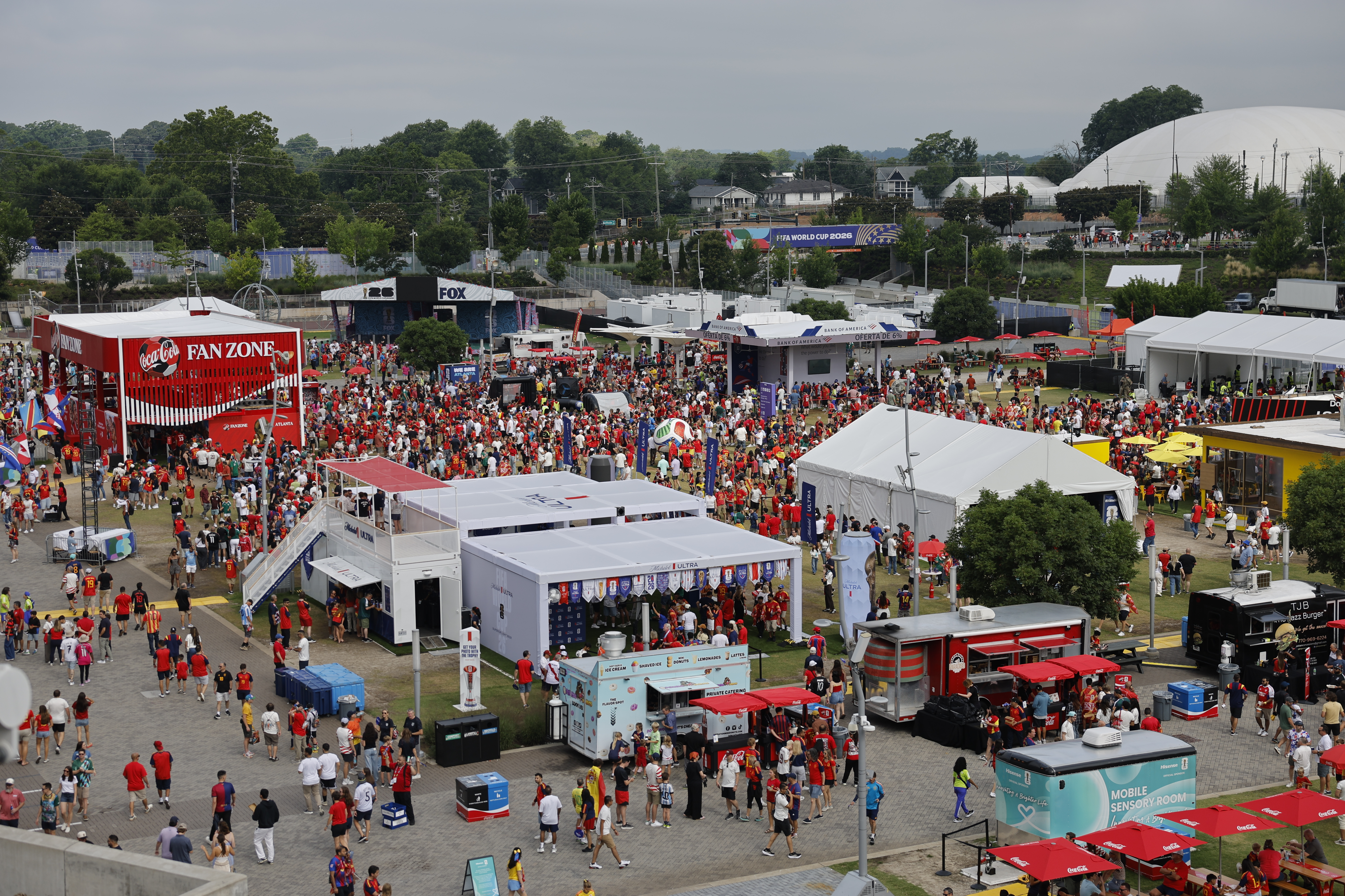 ATLANTA (ESTADOS UNIDOS), 21/06/2026.- Ambiente en la "Fan zone" antes del inicio del partido del Mundial 2026 entre España y Arabia Saudí, este domingo en Atlanta. EFE/ Lavandeira Jr