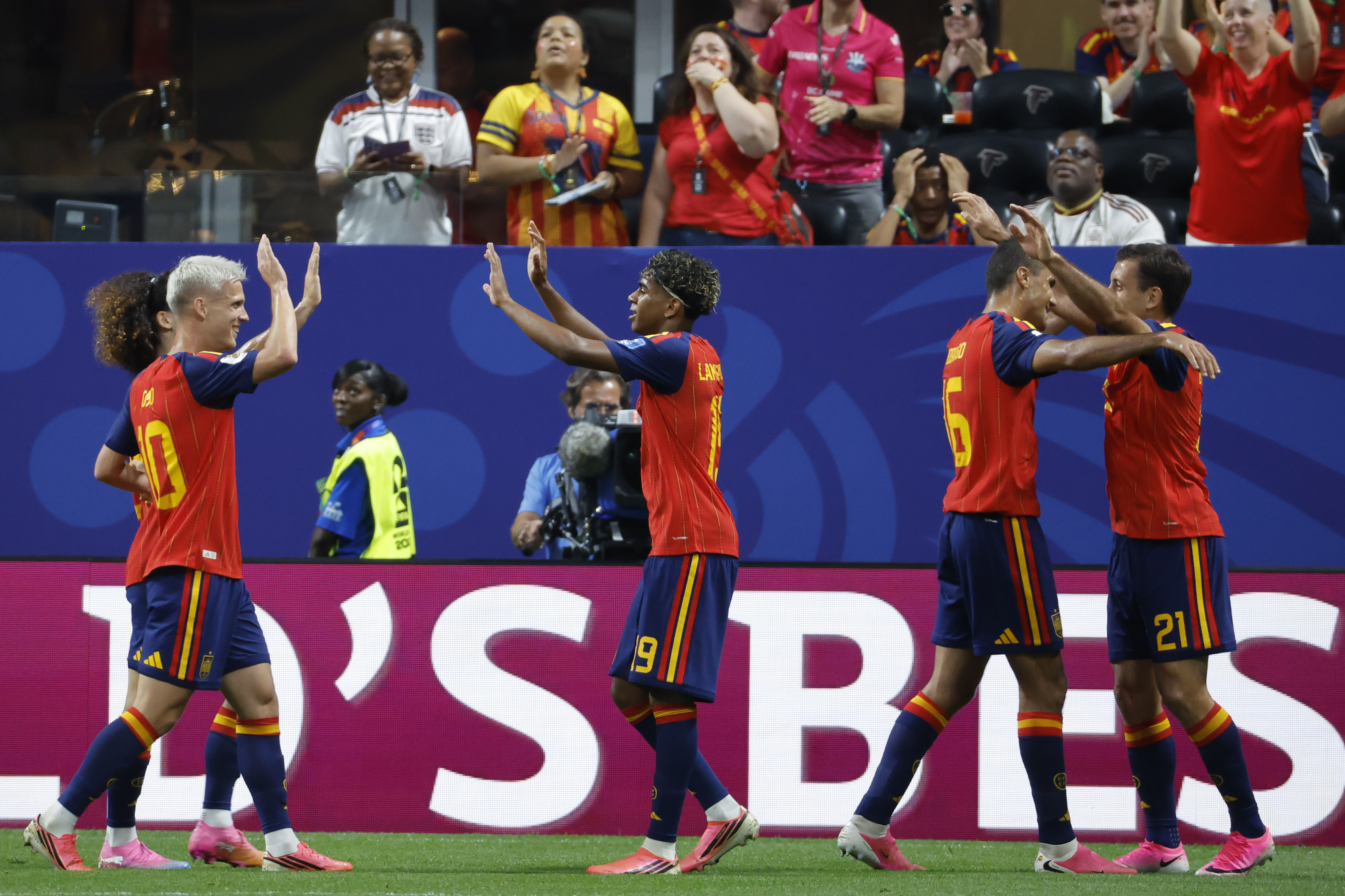 ATLANTA (ESTADOS UNIDOS), 21/06/2026.- El delantero de la selección española Mikel Oyarzábal (d) celebra tras marcar el gol 3-0 del partido del Mundial 2026 entre España y Arabia Saudí, este domingo en Atlanta. EFE/Lavandeira Jr