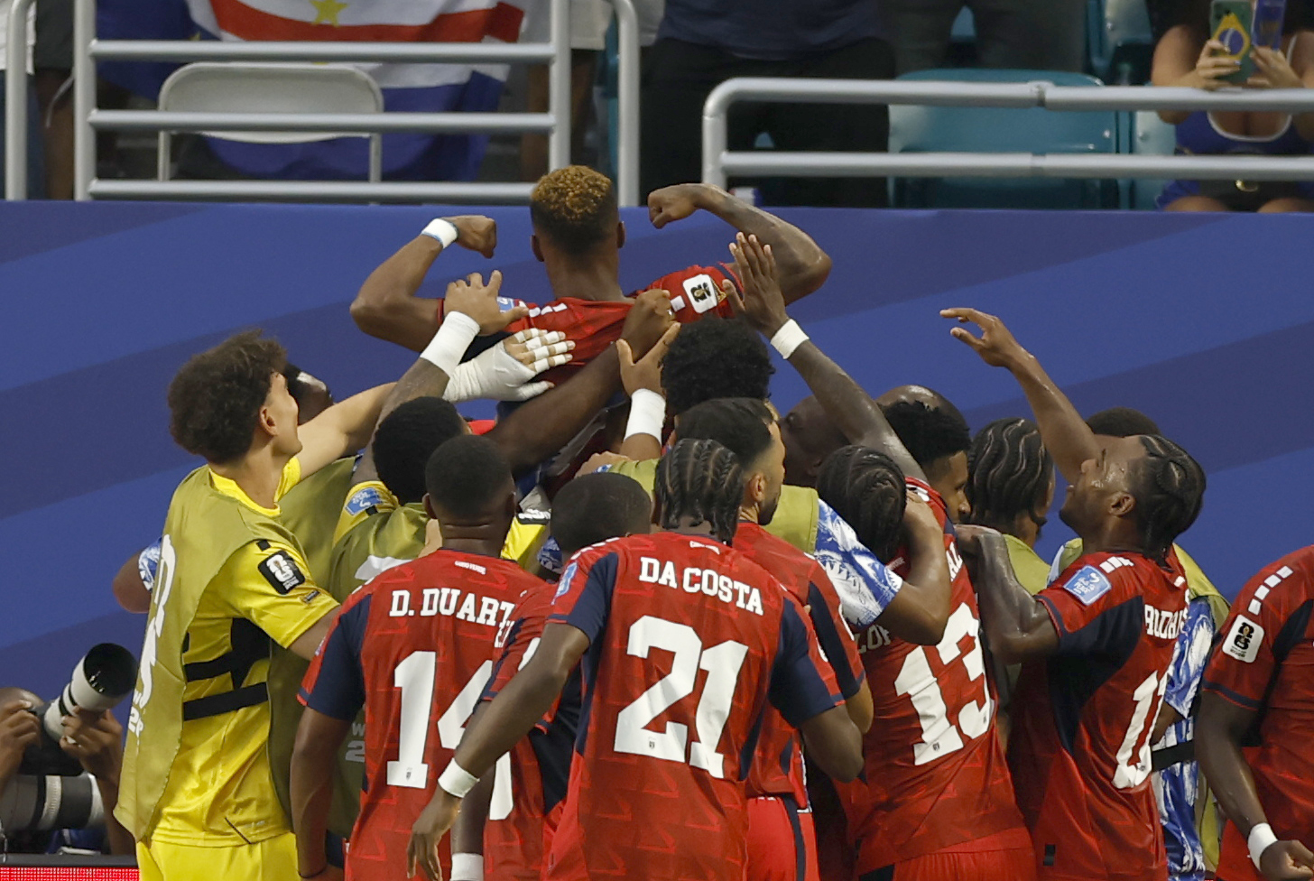 AMDEP7054. MIAMI (ESTADOS UNIDOS), 21/06/2026.- Jugadores de Cabo Verde celebran un gol de Hélio Varela (c) este domingo, en un partido del grupo H del Mundial de la FIFA 2026 entre Uruguay y Cabo Verde, en el estadio Hard Rock en Miami (EE.UU.). EFE/ Alberto Estevez