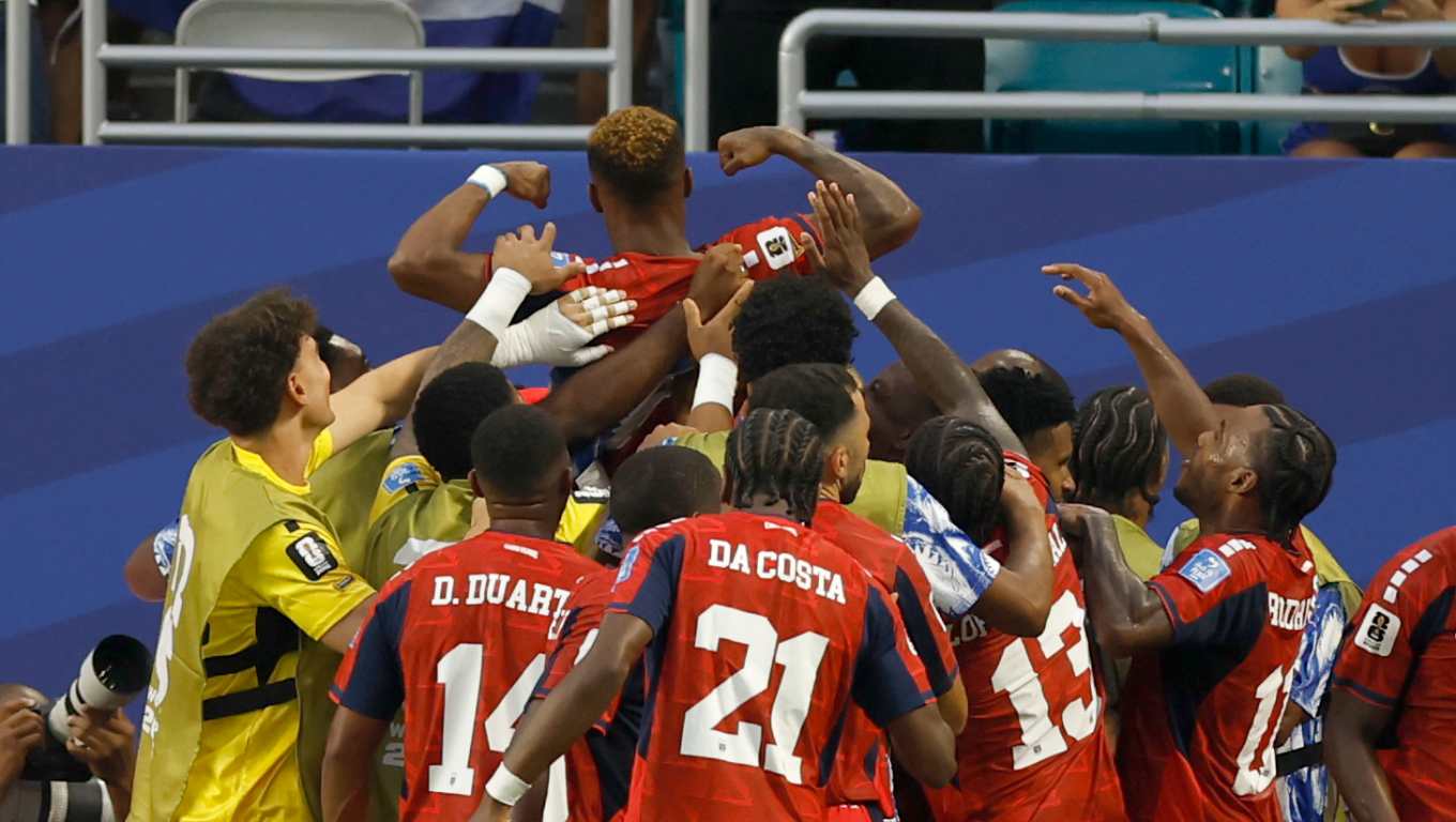 AMDEP7054. MIAMI (ESTADOS UNIDOS), 21/06/2026.- Jugadores de Cabo Verde celebran un gol de Hélio Varela (c) este domingo, en un partido del grupo H del Mundial de la FIFA 2026 entre Uruguay y Cabo Verde, en el estadio Hard Rock en Miami (EE.UU.). EFE/ Alberto Estevez