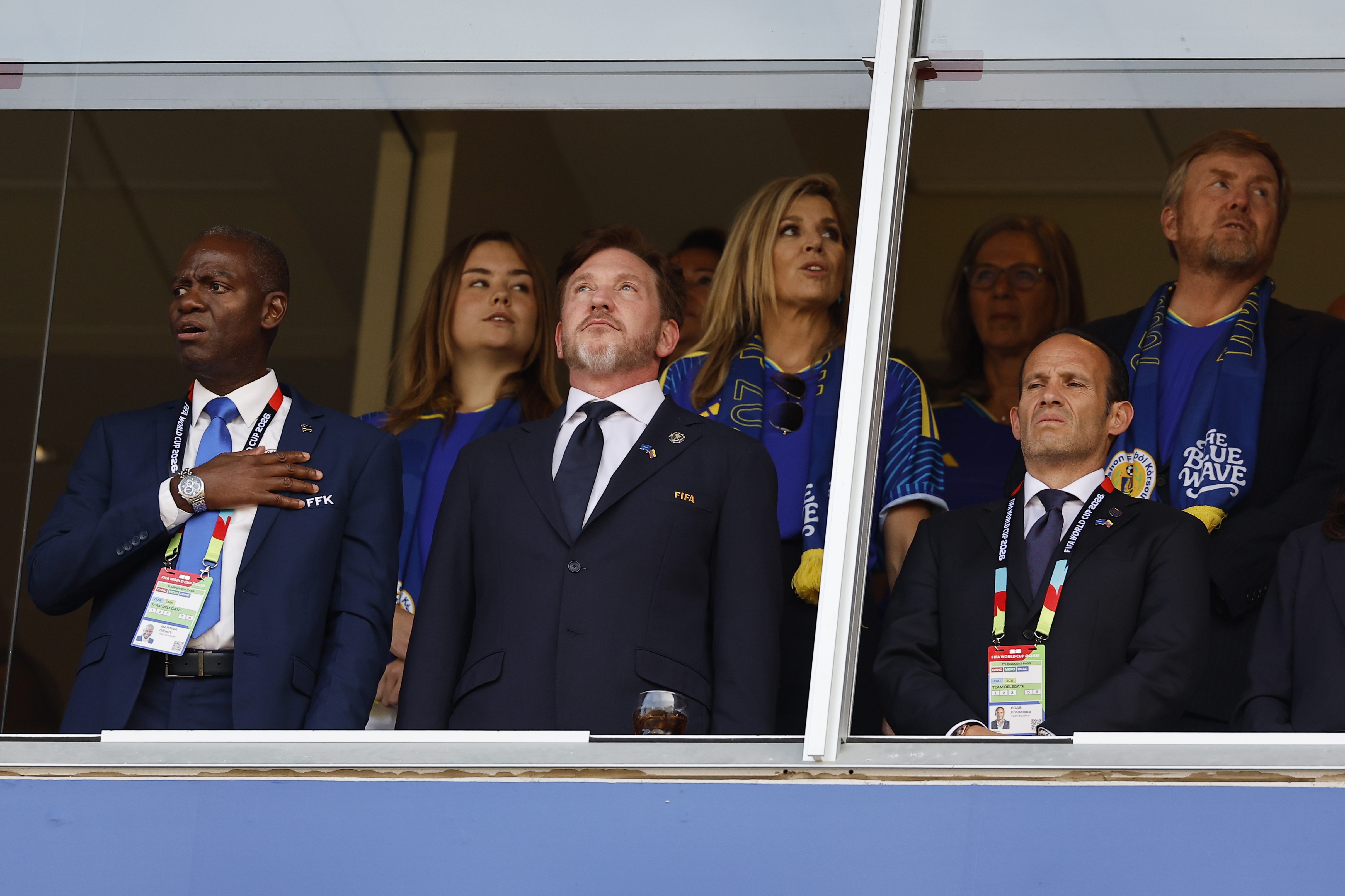 GR7026. KANSAS CITY (ESTADOS UNIDOS), 20/06/2026.- El presidente de la Conmebol, Alejandro Domínguez (c), y los reyes de los Países Bajos Guillermo Alejandro (d) y Máxima (c, atrás) asisten este sábado, a un partido del grupo E del Mundial de la FIFA 2026 entre Ecuador y Curazao en el estadio Arrowhead en Kansas City (Estados Unidos). EFE/ Juan Ignacio Roncoroni