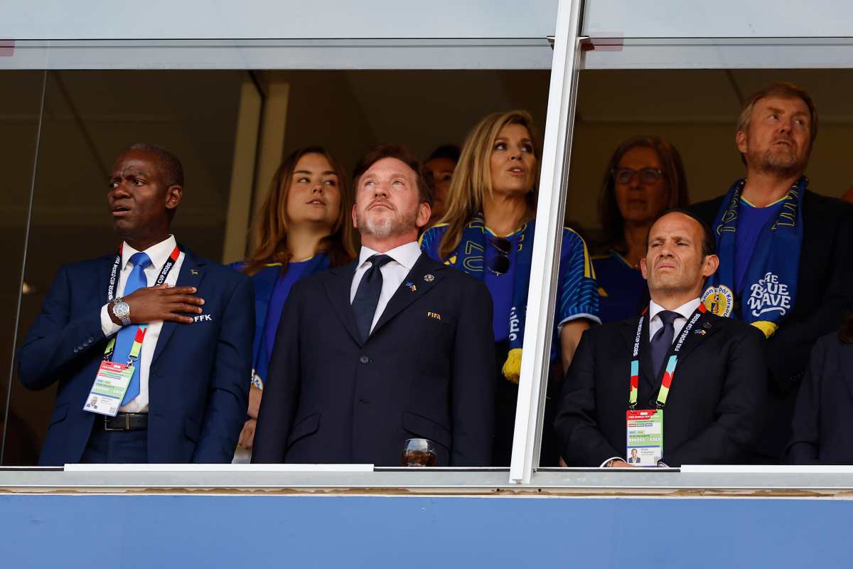 GR7026. KANSAS CITY (ESTADOS UNIDOS), 20/06/2026.- El presidente de la Conmebol, Alejandro Domínguez (c), y los reyes de los Países Bajos Guillermo Alejandro (d) y Máxima (c, atrás) asisten este sábado, a un partido del grupo E del Mundial de la FIFA 2026 entre Ecuador y Curazao en el estadio Arrowhead en Kansas City (Estados Unidos). EFE/ Juan Ignacio Roncoroni