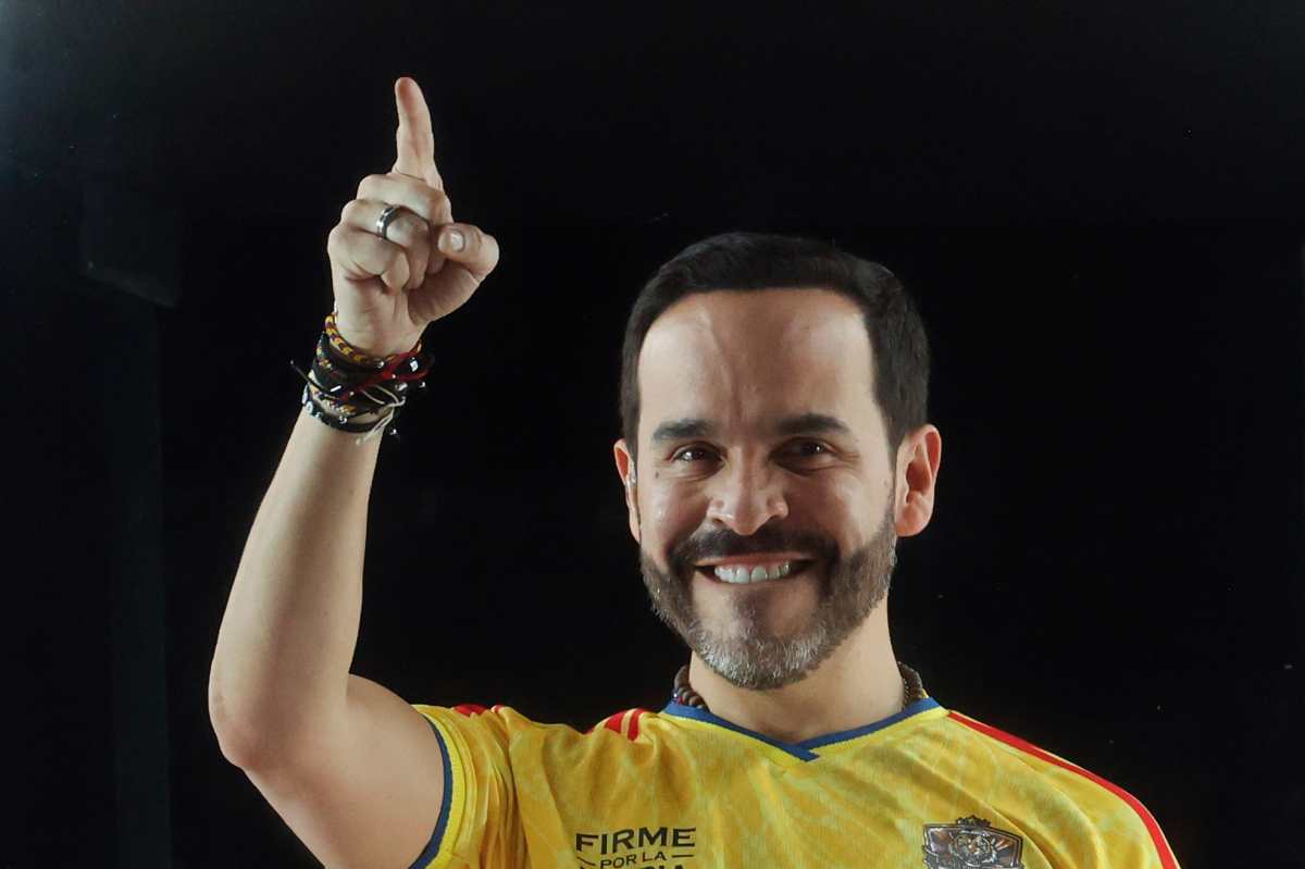 AME3278. BARRANQUILLA (COLOMBIA), 21/06/2026.- El ultraderechista Abelardo de la Espriella ganador de la segunda vuelta presidencial de este domingo en Colombia pronuncia un discurso, luego de los resultados preliminares que le dan el triunfo por delante del izquierdista Iván Cepeda, en Barranquilla (Colombia). EFE/ Mauricio Dueñas Castañeda