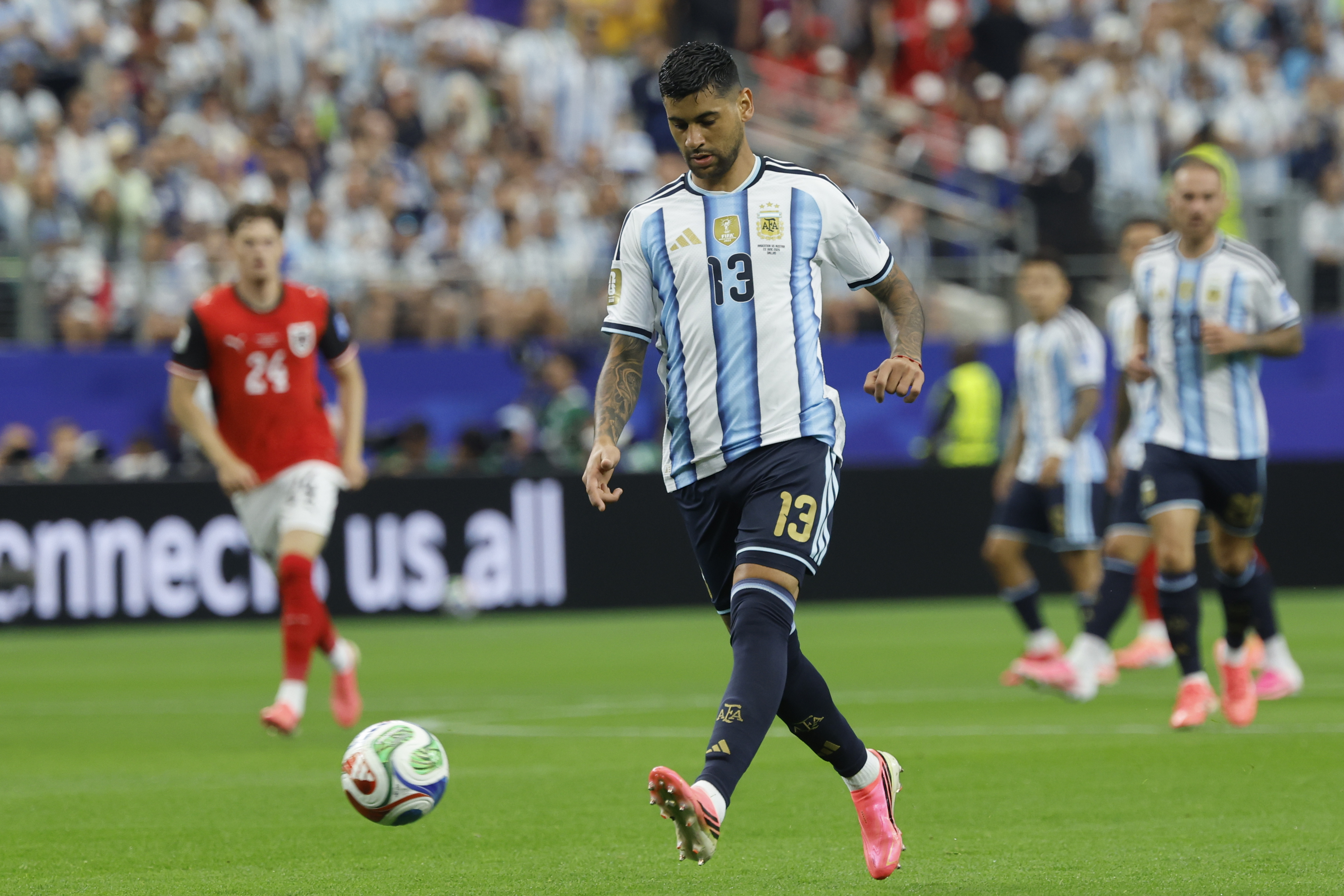 ARLINGTON (ESTADOS UNIDOS), 22/06/2026.- El defensa de Argentina Cristian Romero (c) durante el partido del Mundial 2026 entre Argentina y Austria, este lunes en Arlington, Texas. EFE/Mariscal