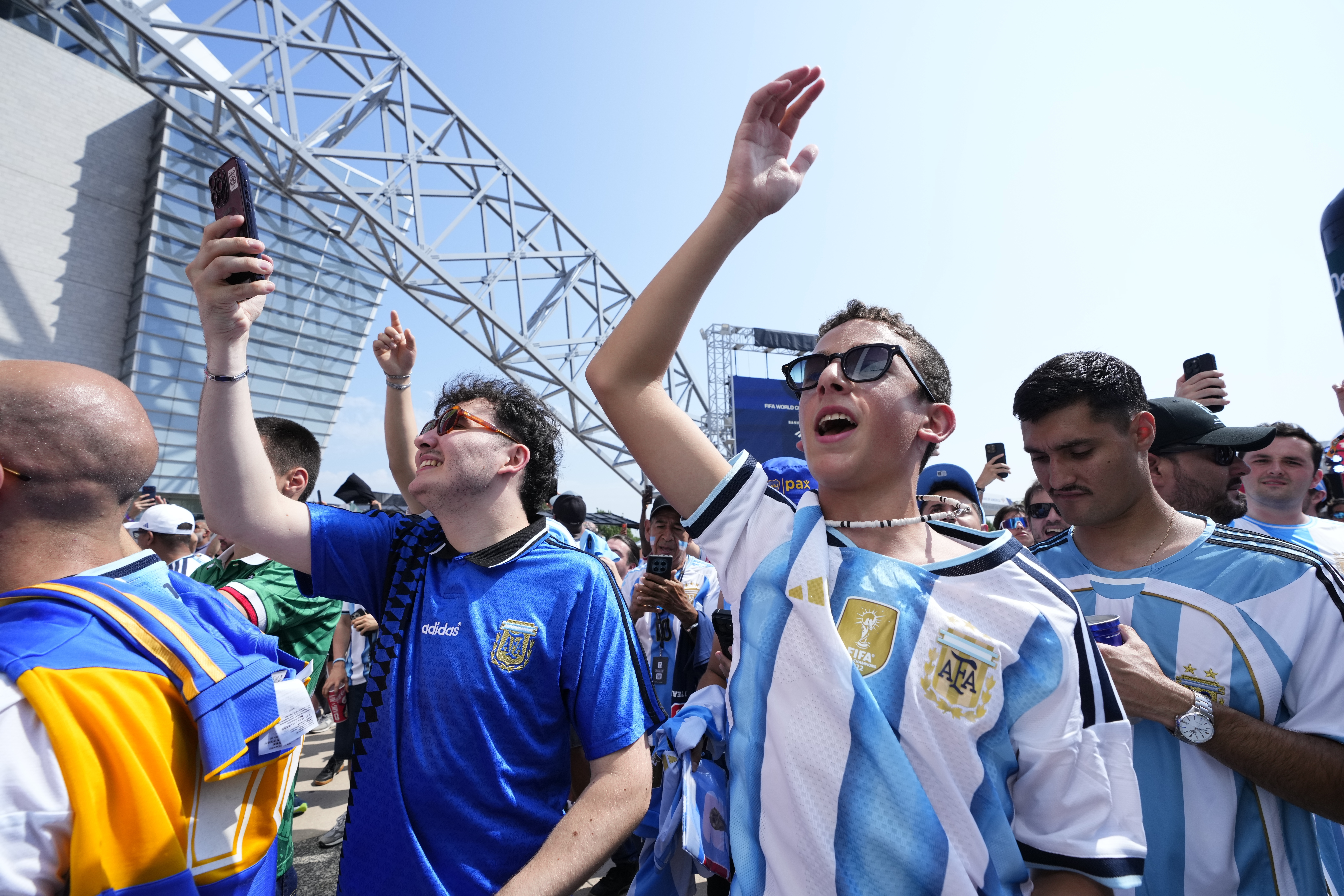 DALLAS (United States), 22/06/2026.- Supporters of Argentina arrive to the stadium before the FIFA World Cup 2026 group stage match Argentina against Austria, in Dallas, USA, 22 June 2026. EFE/EPA/JEFFREY MCWHORTER