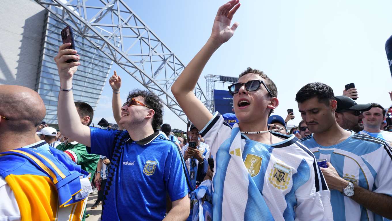 DALLAS (United States), 22/06/2026.- Supporters of Argentina arrive to the stadium before the FIFA World Cup 2026 group stage match Argentina against Austria, in Dallas, USA, 22 June 2026. EFE/EPA/JEFFREY MCWHORTER
