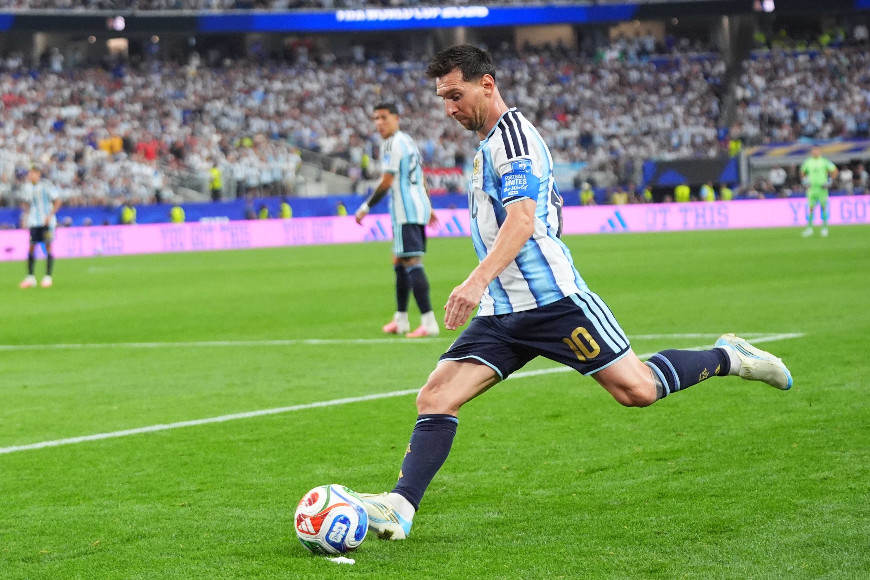 DALLAS (United States), 22/06/2026.- Lionel Messi of Argentina takes a free kick during the FIFA World Cup 2026 group stage match Argentina against Austria, in Dallas, USA, 22 June 2026. EFE/EPA/JEFFREY MCWHORTER