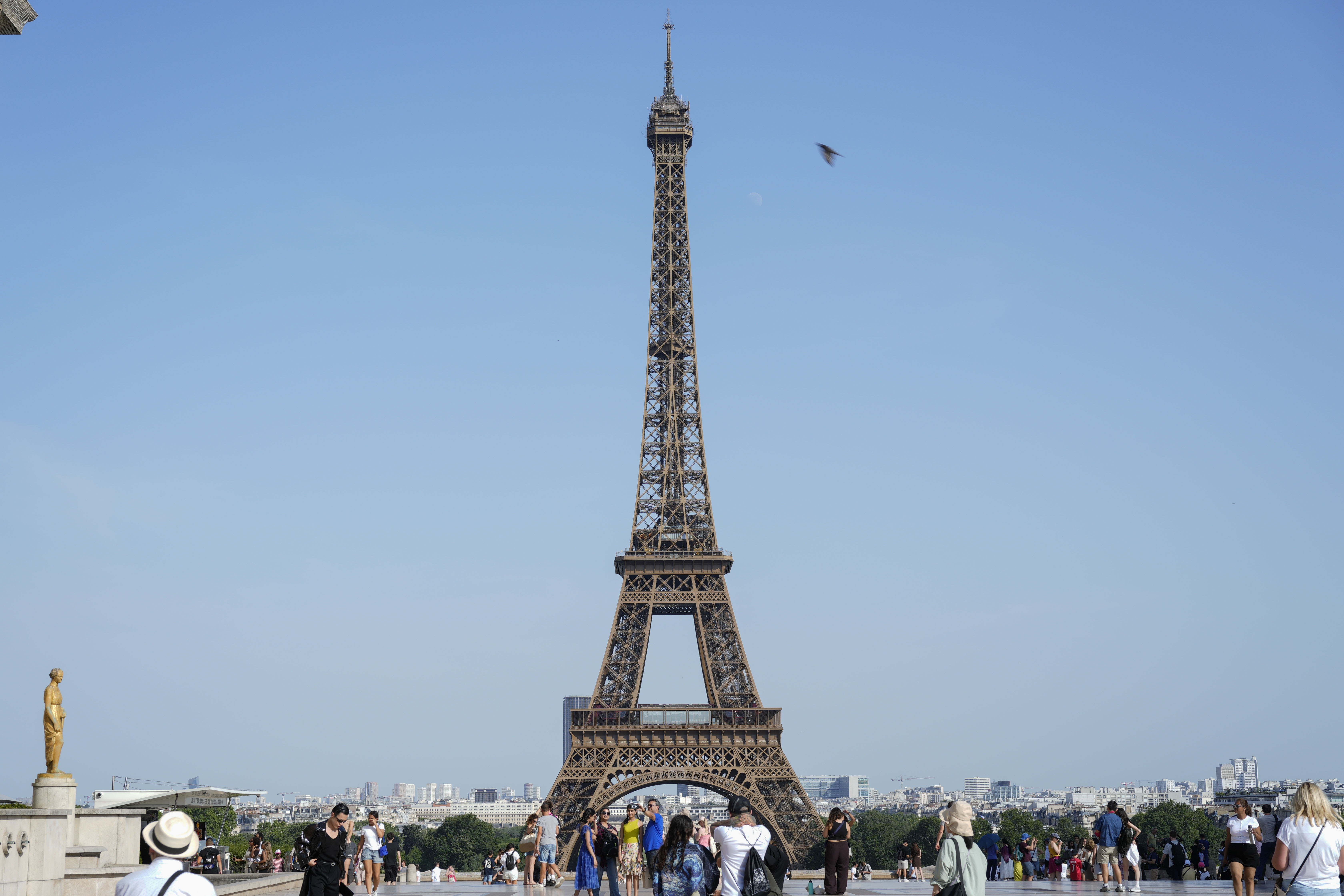 PARÍS, 23/06/2026.- La torre Eiffel cerrada este martes desde las 16:00 (14:00 GMT) a consecuencia de la ola de calor que azota París y el conjunto de Francia, con máximas de 39,6 grados en la capital. Tras haber sufrido su noche más calurosa - 21,6 grados de media-, Francia vivió este martes la jornada más tórrida desde que empezaron los registros en 1947, al alcanzar una media en el ámbito nacional de 29,8 °C, informó Météo France. EFE/ Edgar Sapiña Manchado