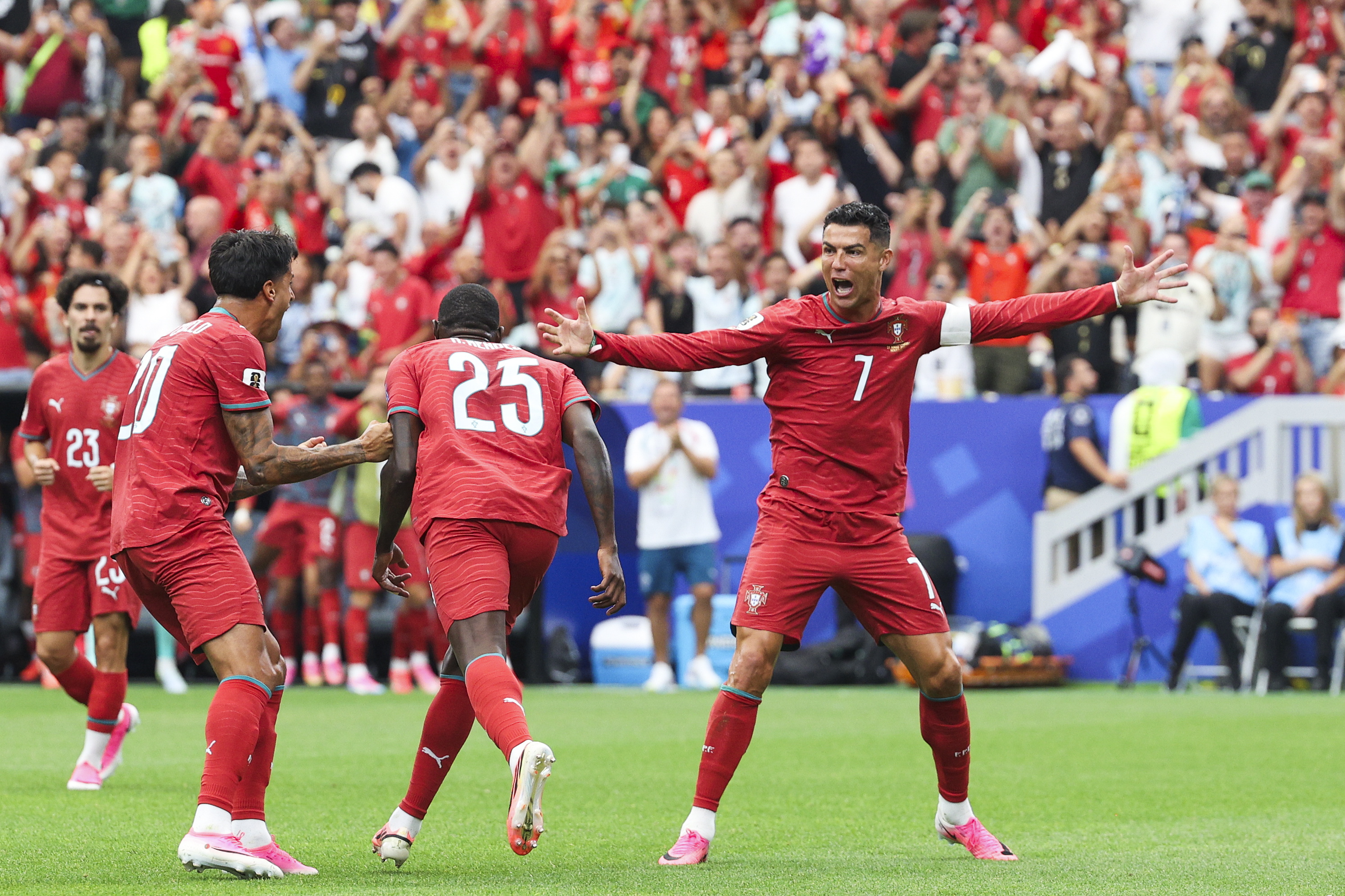 Houston (United States), 23/06/2026.- Portugal`s Cristiano Ronaldo (R) celebrates a goal against Uzbekistan during the FIFA World Cup 2026 Group K soccer match held at Houston Stadium, Texas, USA, 23 June 2026. (Mundial de Fútbol) EFE/EPA/MIGUEL A. LOPES