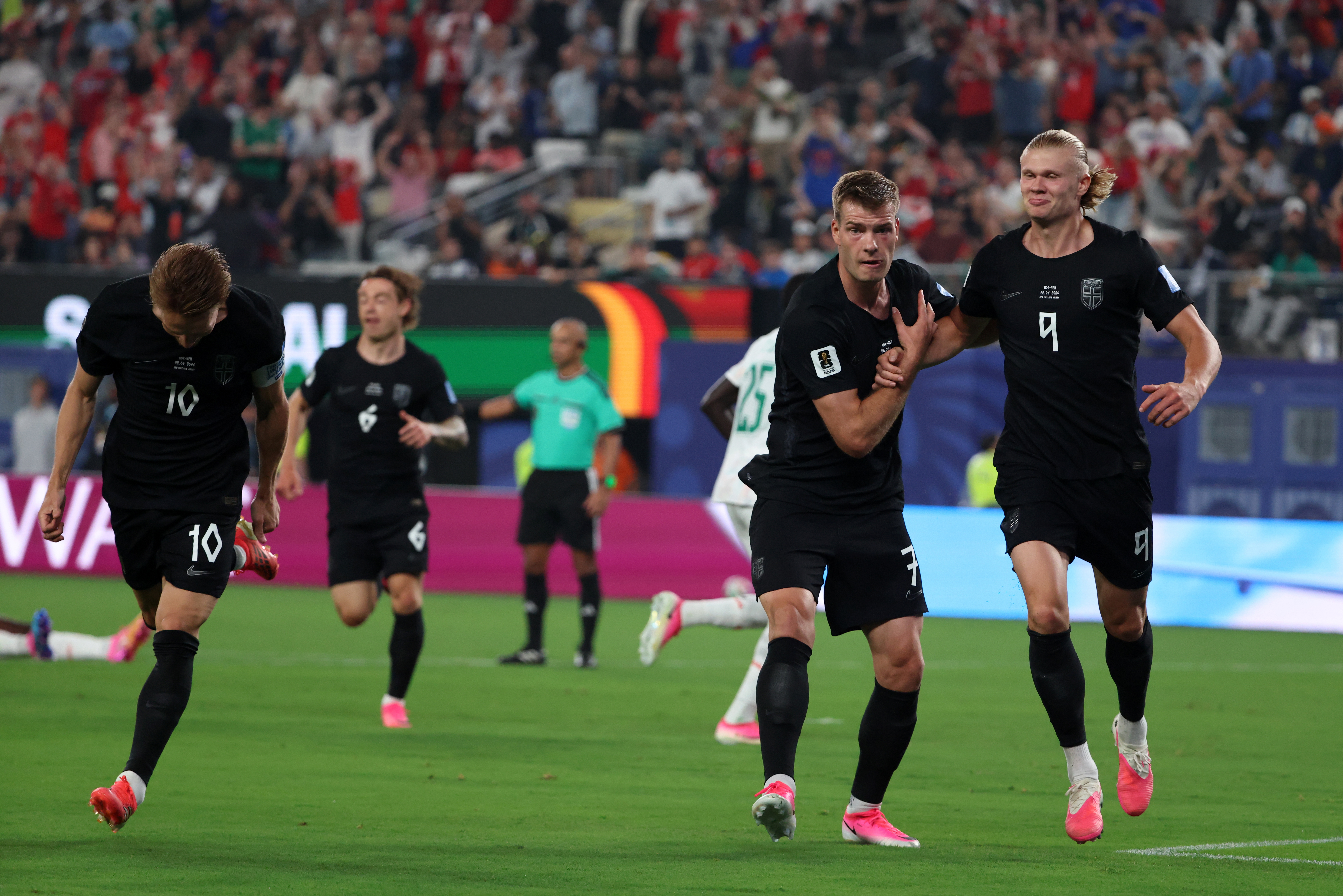 East Rutherford (United States), 22/06/2026.- Erling Haaland of Norway (R) celebrates with his teammates after scoring the 2-0 goal during the FIFA World Cup 2026 group stage match Norway against Senegal, in East Rutherford, New Jersey, USA, 22 June 2026. (Noruega) EFE/EPA/OLGA FEDOROVA