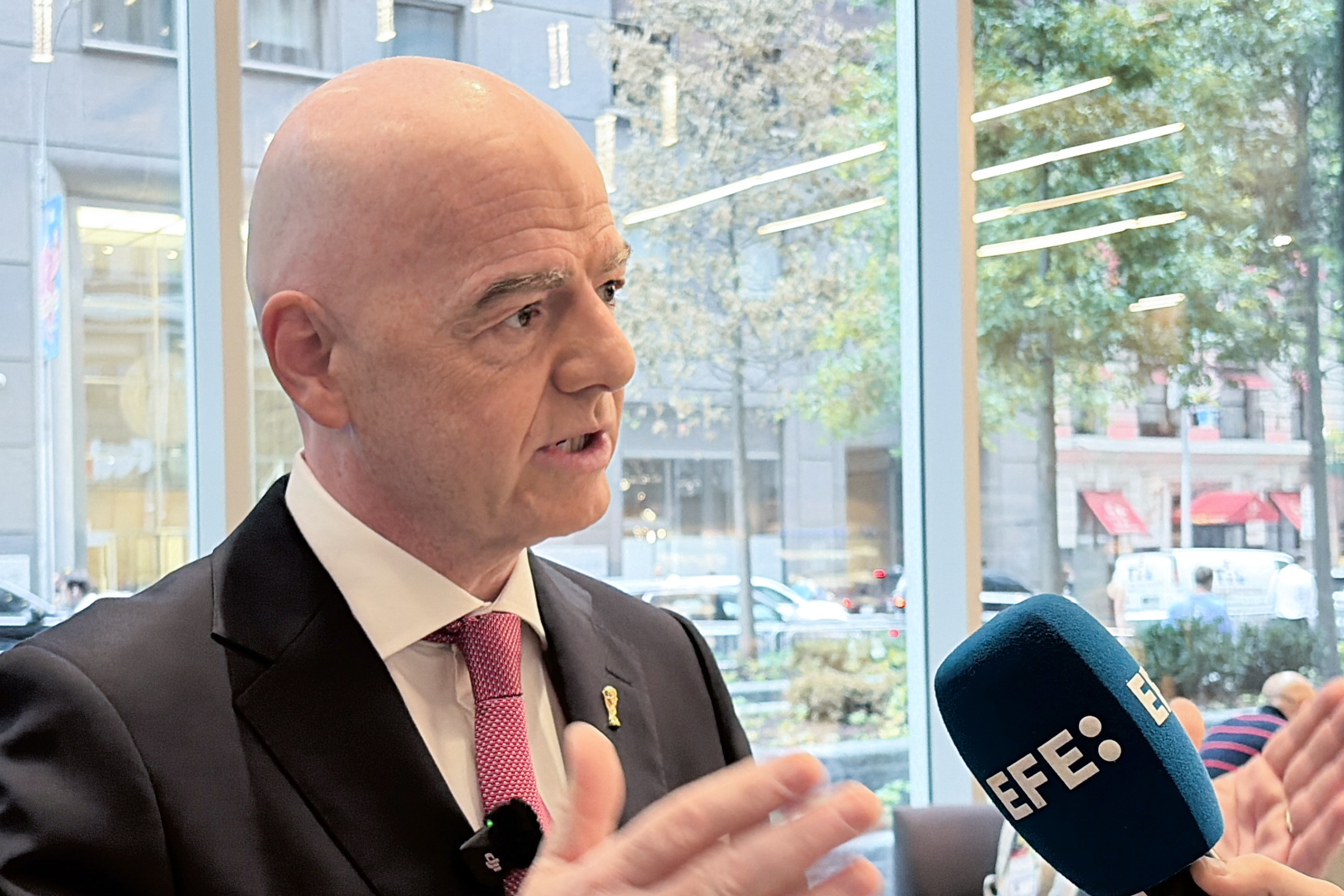 El presidente de la FIFA, Gianni Infantino, habla durante una entrevista con EFE este martes, en Nueva York. (Foto Prensa Libre: EFE/ Jan Téllez Asensio). 