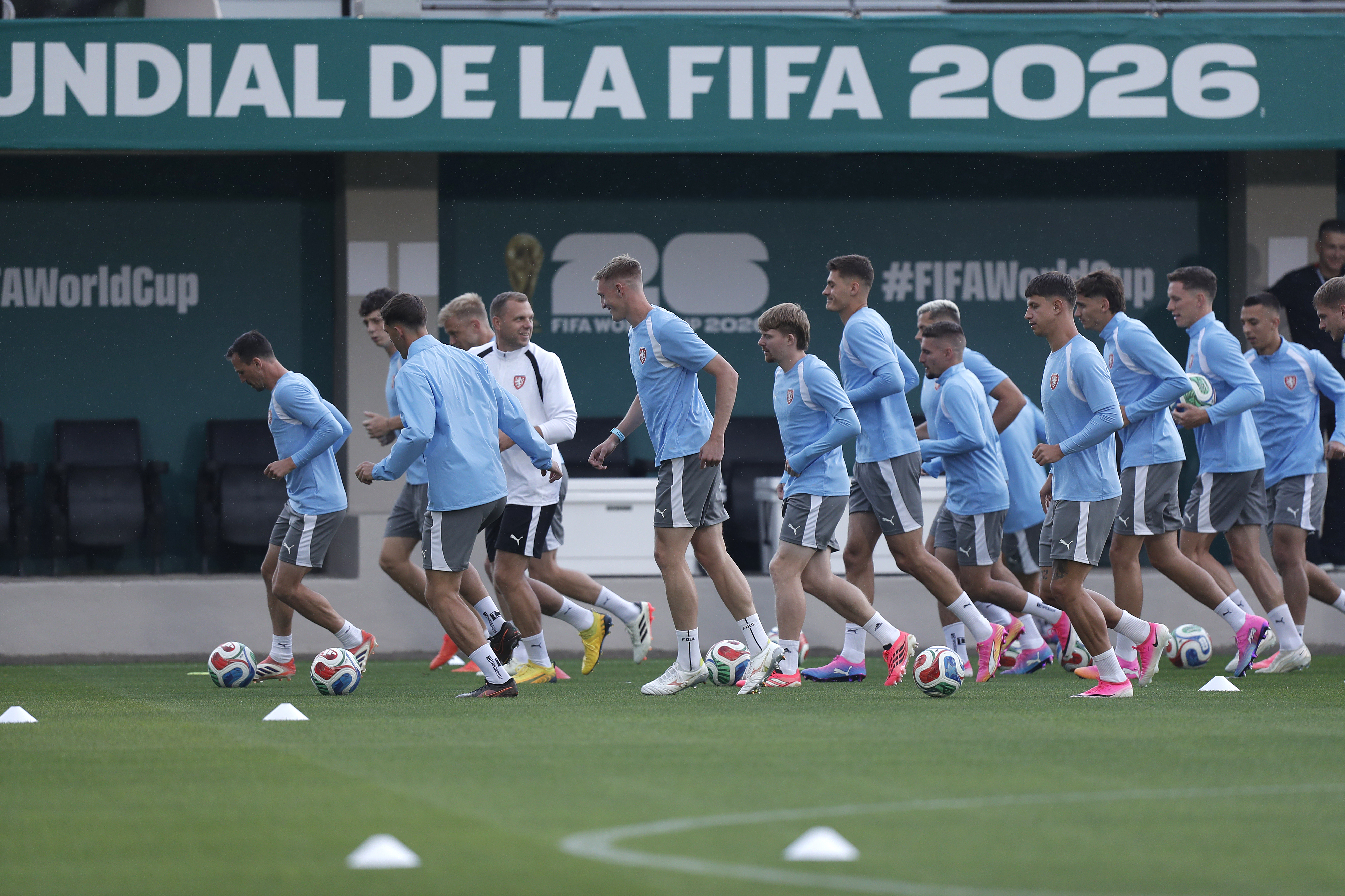GR3122. CIUDAD DE MÉXICO (MÉXICO), 23/06/2026.- Jugadores de República Checa participan en un entrenamiento este martes, como preparación para enfrentar a México en el Mundial de la FIFA, en el estadio Azteca en Ciudad de México (México). EFE/ Isaac Esquivel