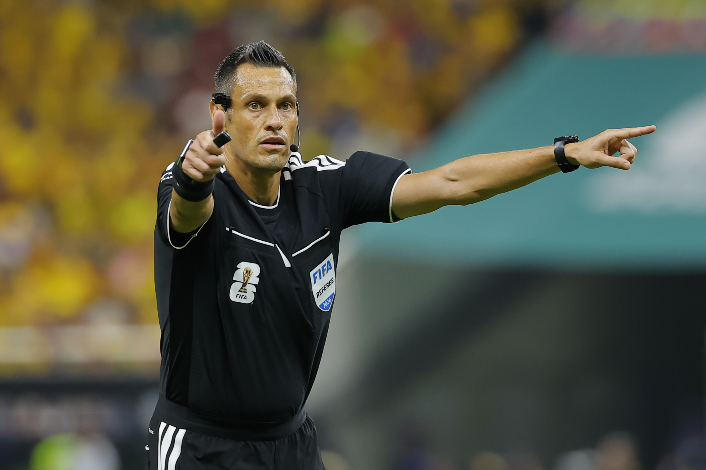 GR3172. GUADALAJARA (MÉXICO), 23/06/2026.- El arbitro italiano Maurizio Mariani reacciona este martes, en un partido del grupo K del Mundial de la FIFA 2026 entre Colombia y RD Congo, en el estadio Akron en Guadalajara (México). EFE/ Francisco Guasco