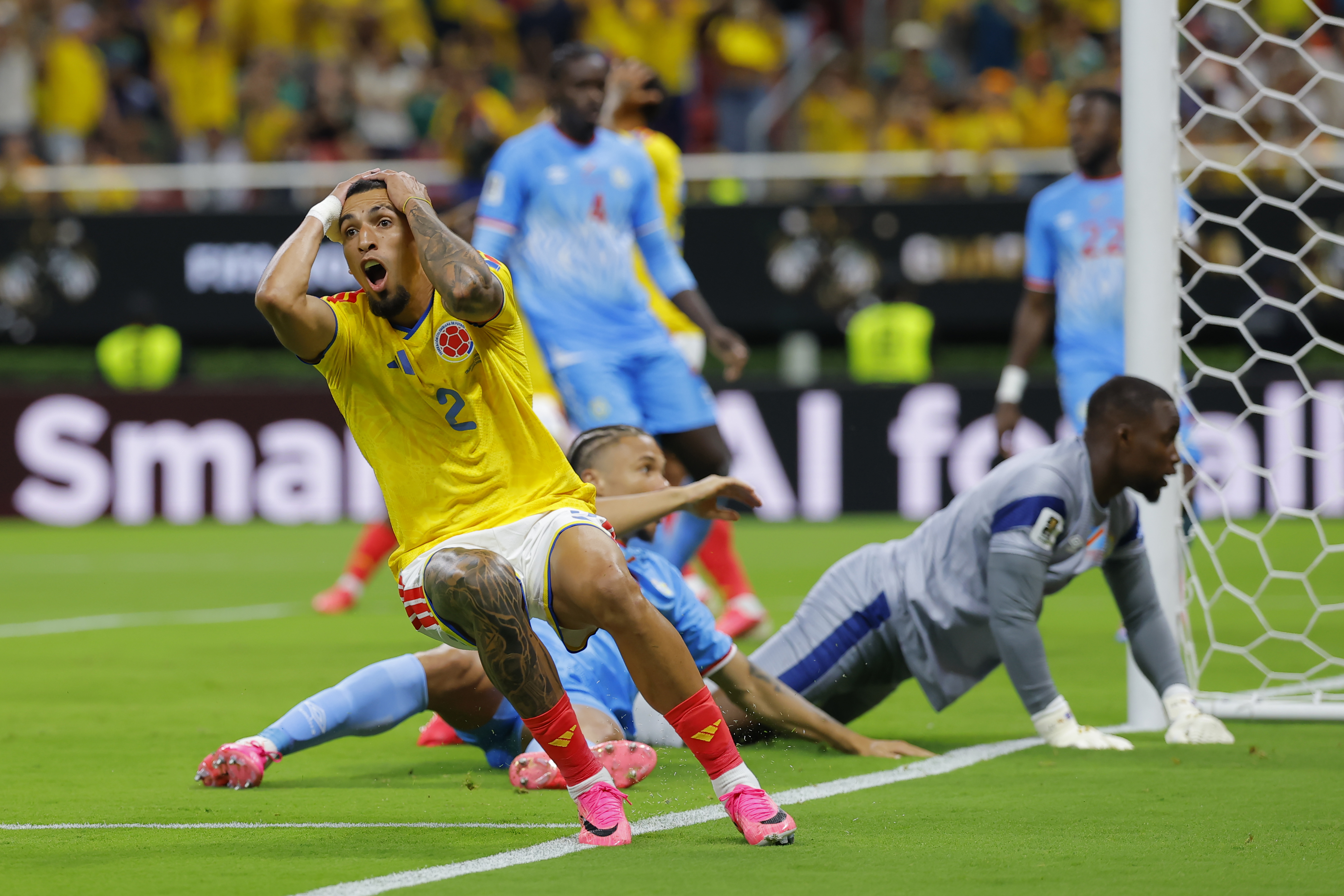 GR3172. GUADALAJARA (MÉXICO), 23/06/2026.- Daniel Muñoz de Colombia se lamenta este martes, en un partido del grupo K del Mundial de la FIFA 2026 entre Colombia y RD Congo, en el estadio Akron en Guadalajara (México). EFE/ Francisco Guasco