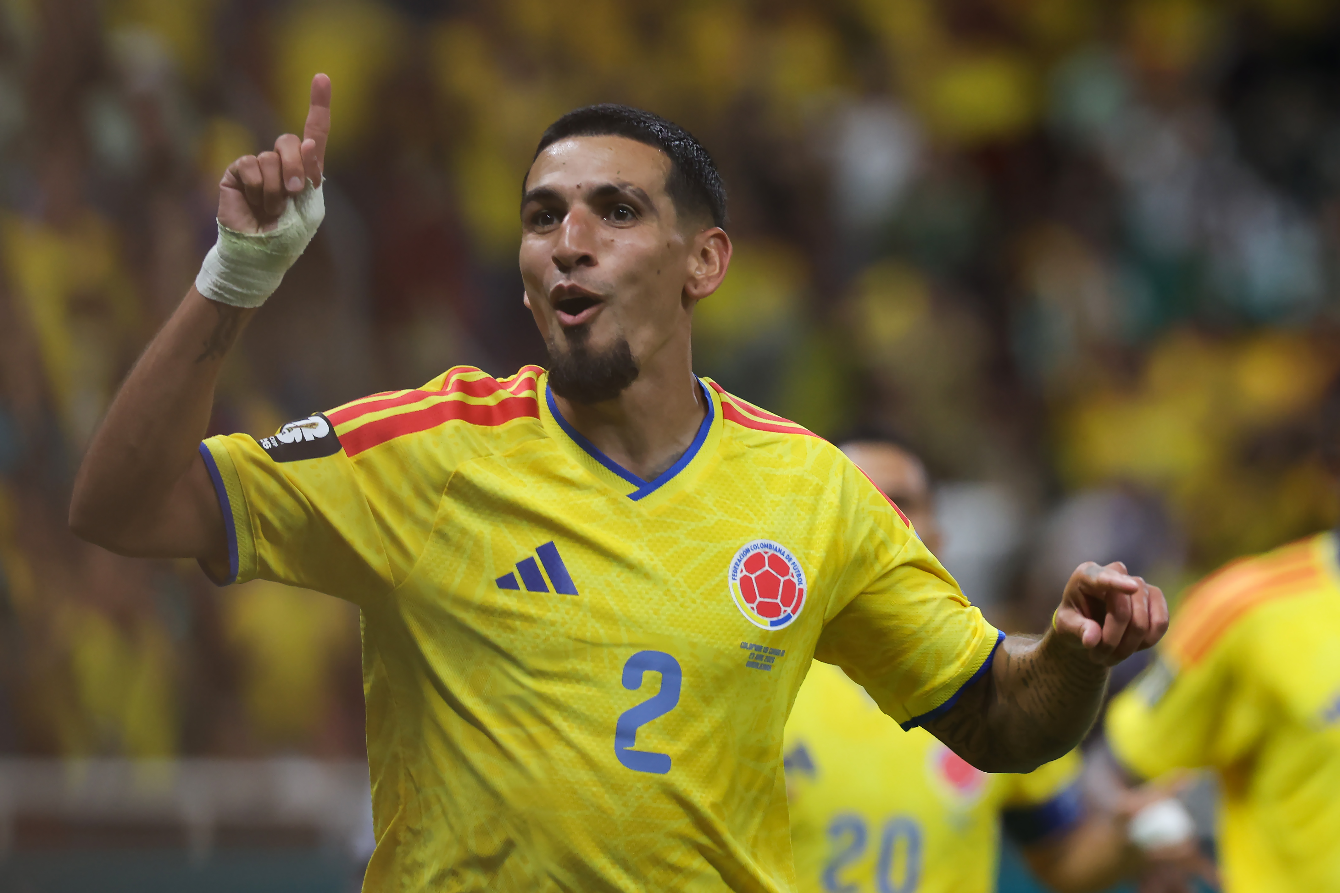 GR3248. GUADALAJARA (MÉXICO), 23/06/2026.- Daniel Muñoz de Colombia celebra su gol de este martes, durante un partido del grupo K del Mundial de la FIFA 2026 entre Colombia y RD Congo en el estadio Akron en Guadalajara (México). EFE/ Alex Cruz