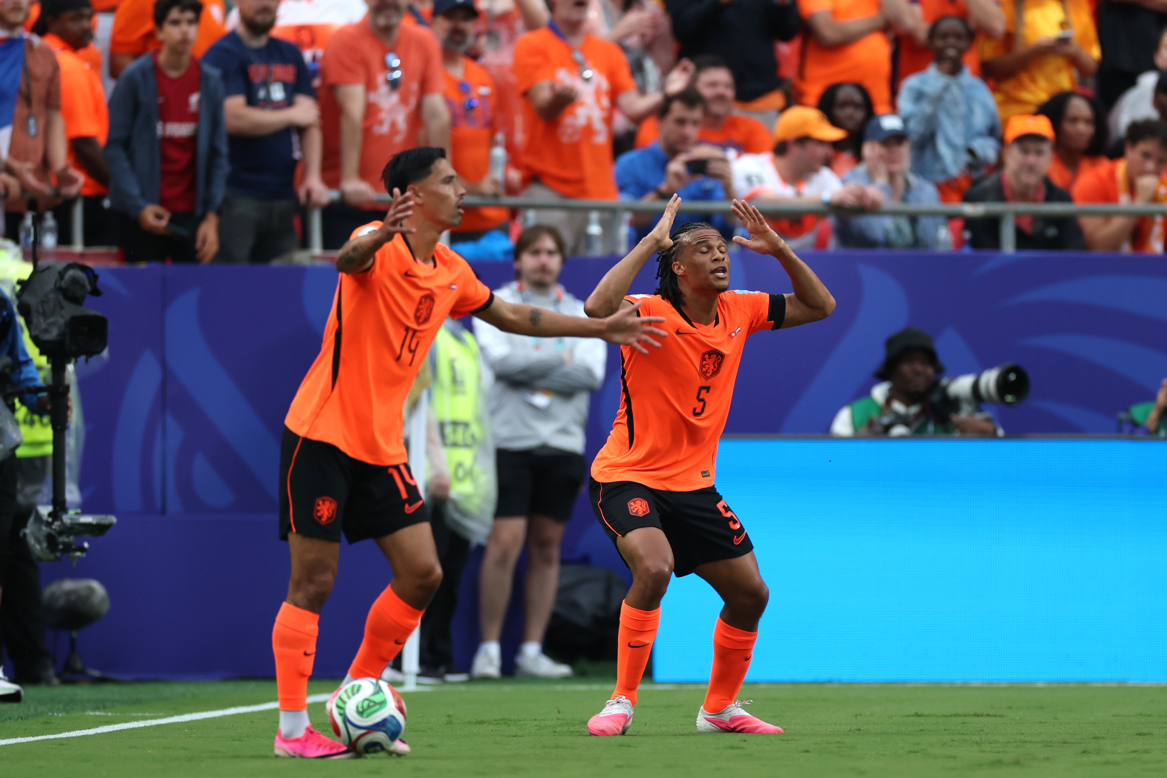 GR5120. KANSAS (ESTADOS UNIDOS), 25/06/2026.- Nathan Ake (d) de Países Bajos reacciona este jueves, en un partido del grupo F del Mundial de la FIFA 2026 entre Túnez y Países Bajos en el estadio Arrowhead en Kansas (Estados Unidos). EFE/ Juan Ignacio Roncoroni