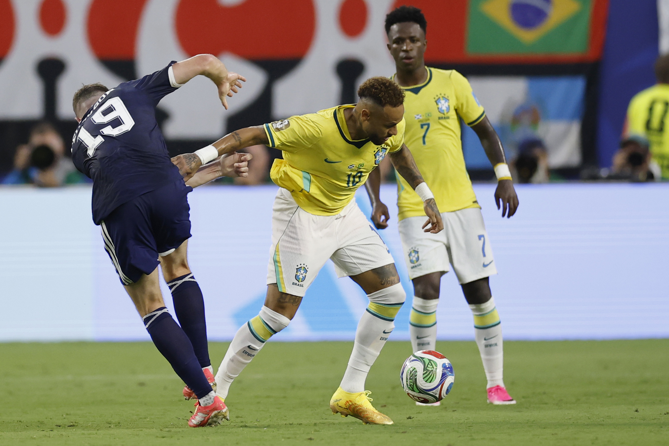 AMDEP7268. MIAMI (ESTADOS UNIDOS), 24/06/2026.- Lewis Ferguson (i) de Escocia disputa el balón con Neymar de Brasil este miércoles, en un partido del grupo C del Mundial de la FIFA 2026 entre Escocia y Brasil, en el estadio Hard Rock en Miami (EE.UU.). EFE/ Alberto Estevez