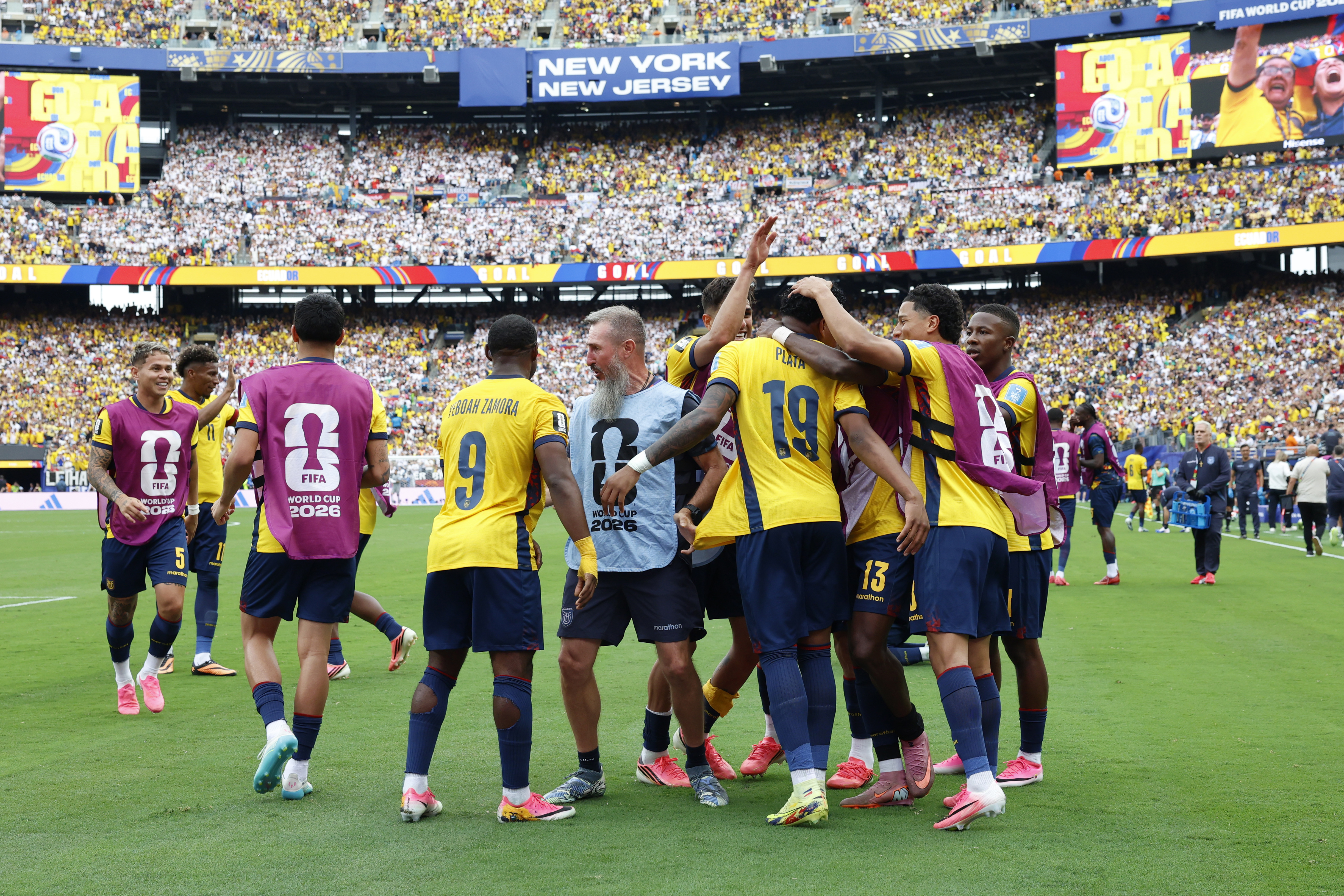 GR4599. NUEVA JERSEY (ESTADOS UNIDOS), 25/06/2026.- Jugadores de Ecuador celebran un gol de Gonzalo Plata este jueves, en un partido del grupo E del Mundial de la FIFA 2026 entre Ecuador y Alemania en el estadio MetLife de Nueva Jersey (Estados Unidos). EFE/ Sebastiao Moreira