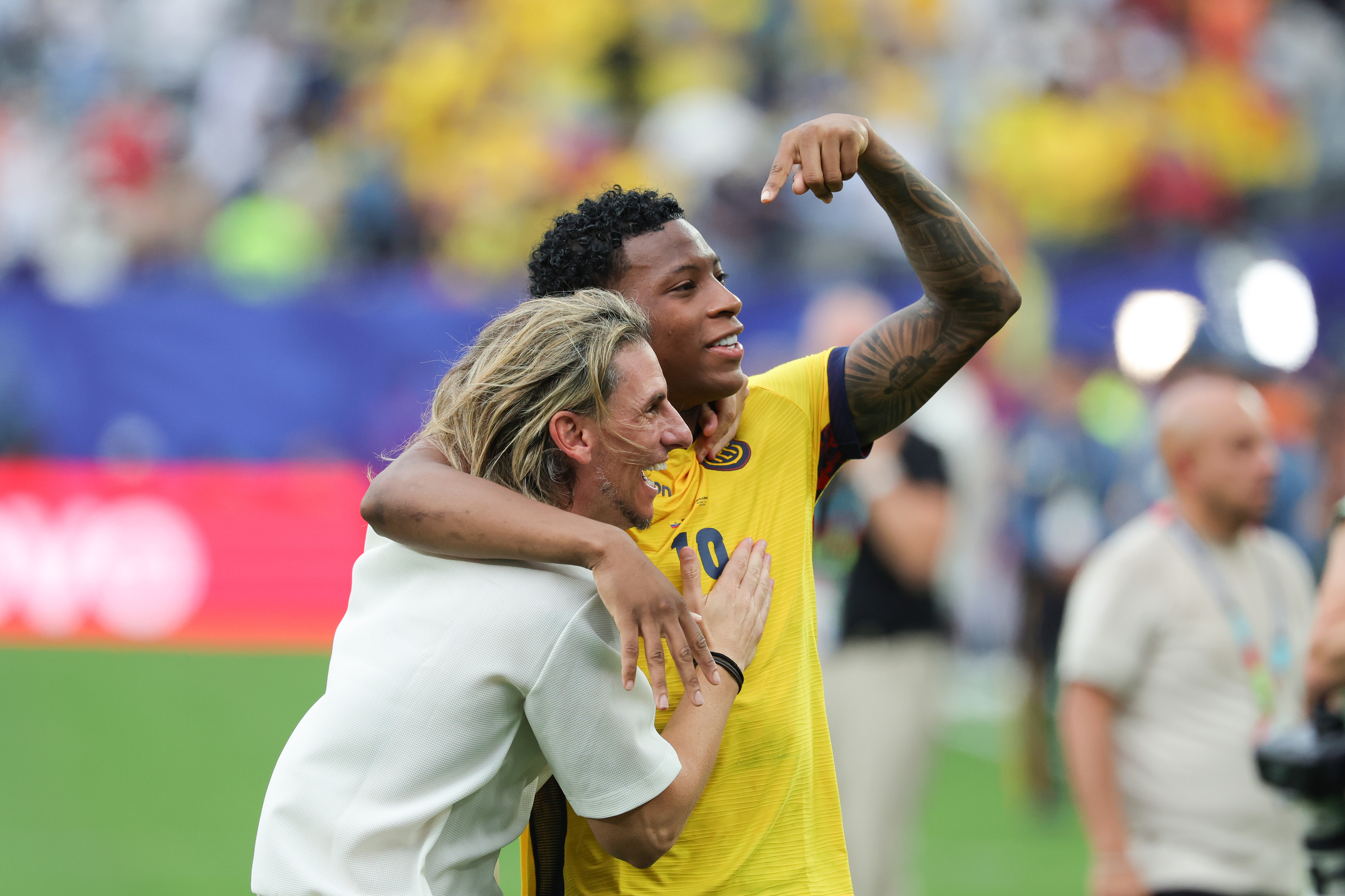 GR5033. NUEVA JERSEY (ESTADOS UNIDOS), 25/06/2026.- El entrenador de Ecuador, Sebastián Beccacece (i), y Gonzalo Plata celebran este jueves, al finalizar un partido del grupo E del Mundial de la FIFA 2026 entre Ecuador y Alemania en el estadio MetLife de Nueva Jersey (Estados Unidos). EFE/ Sebastiao Moreira