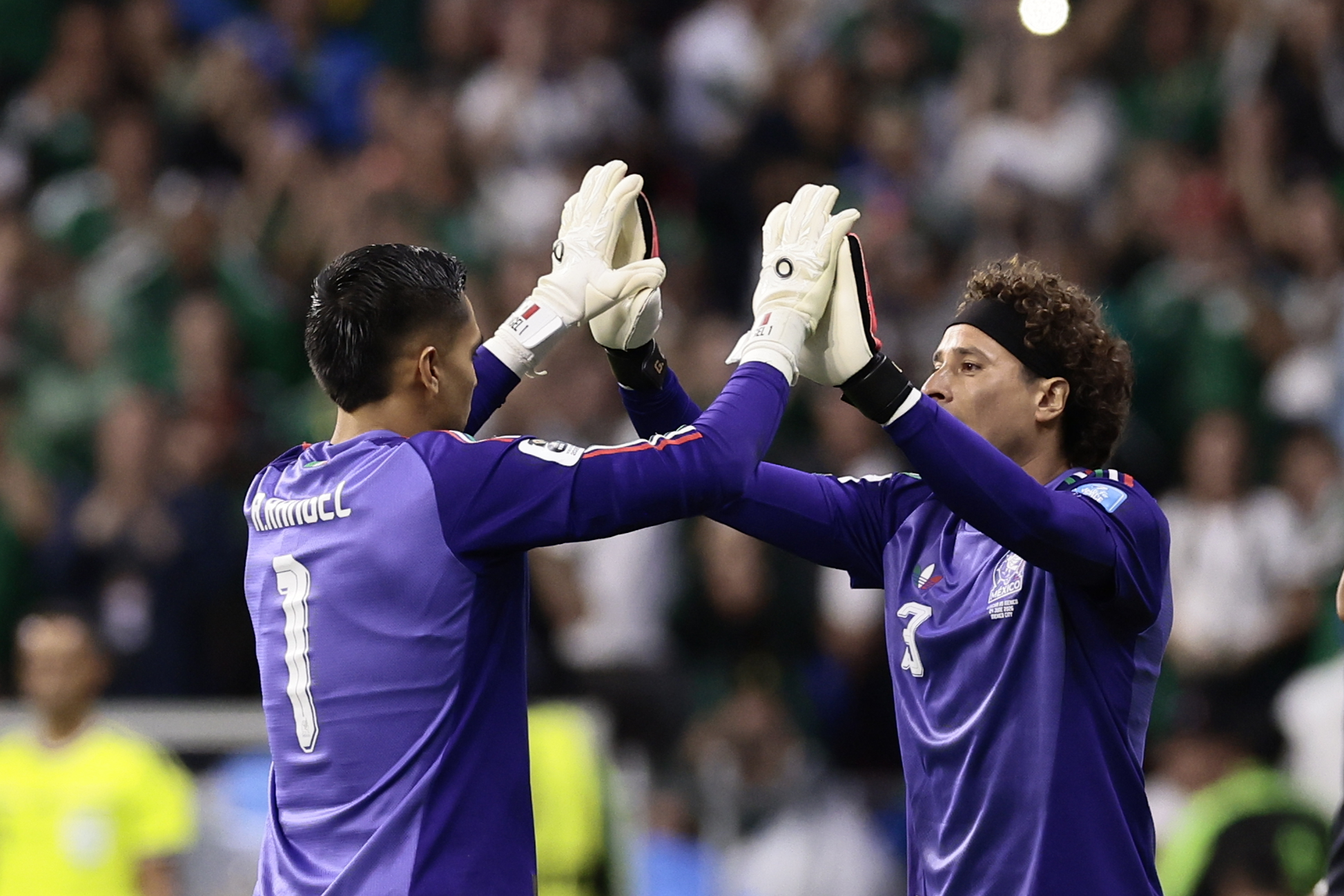 GR4350. CIUDAD DE MÉXICO (MÉXICO), 24/06/2026.- Raúl Rangel (i) saluda a Guillermo Ochoa de México este miércoles, en un partido del grupo A del Mundial de la FIFA 2026 entre República Checa y México en el estadio Azteca en Ciudad de México (México). EFE/ José Méndez