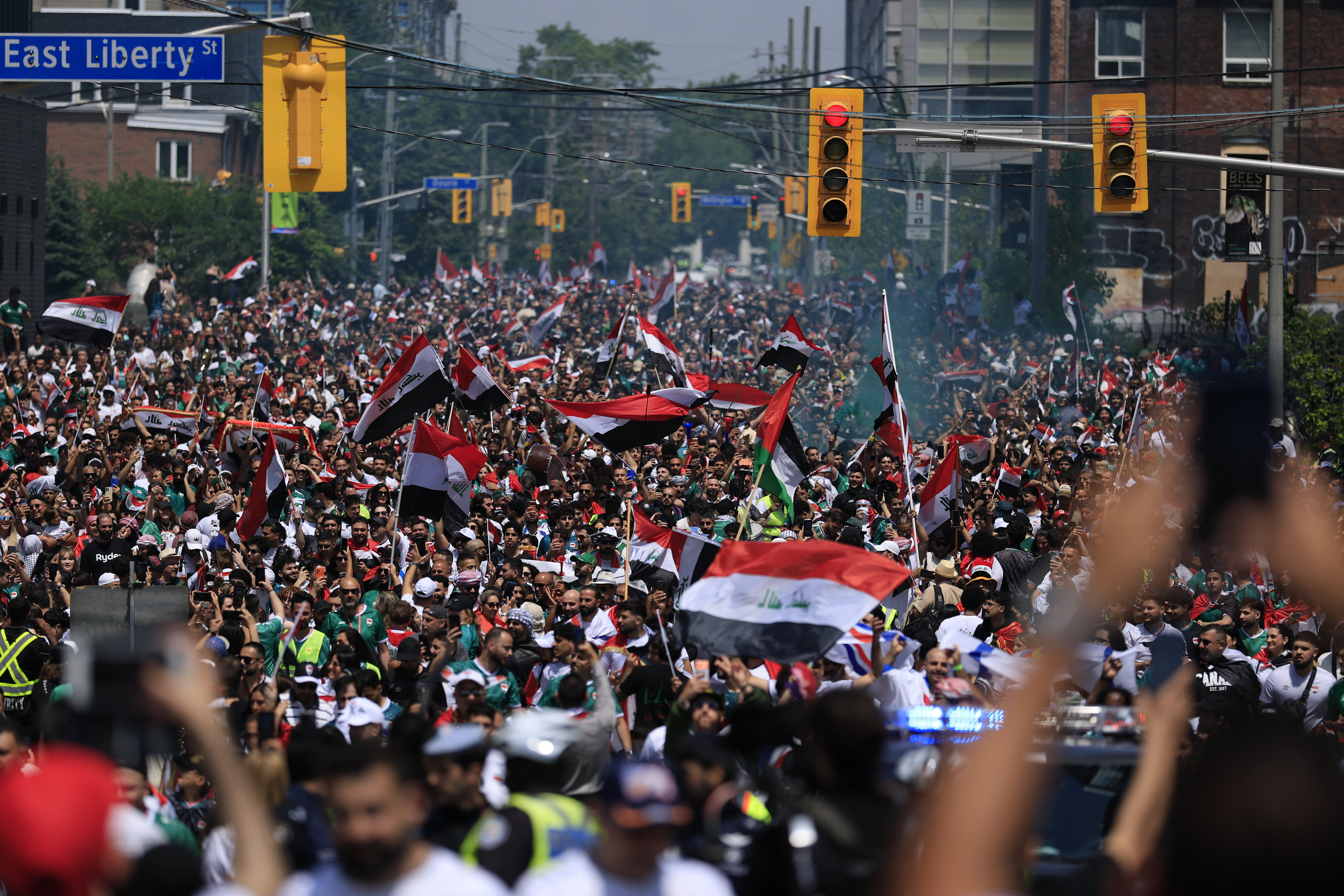 TORONTO, 26/06/2026.- Seguidores iraquíes animan antes del último partido del Grupo I del Mundial 2026 que van a disputar Senegal e Irak en el BMO Field de la ciudad de Toronto, Canadá. EFE/Bienvenido Velasco