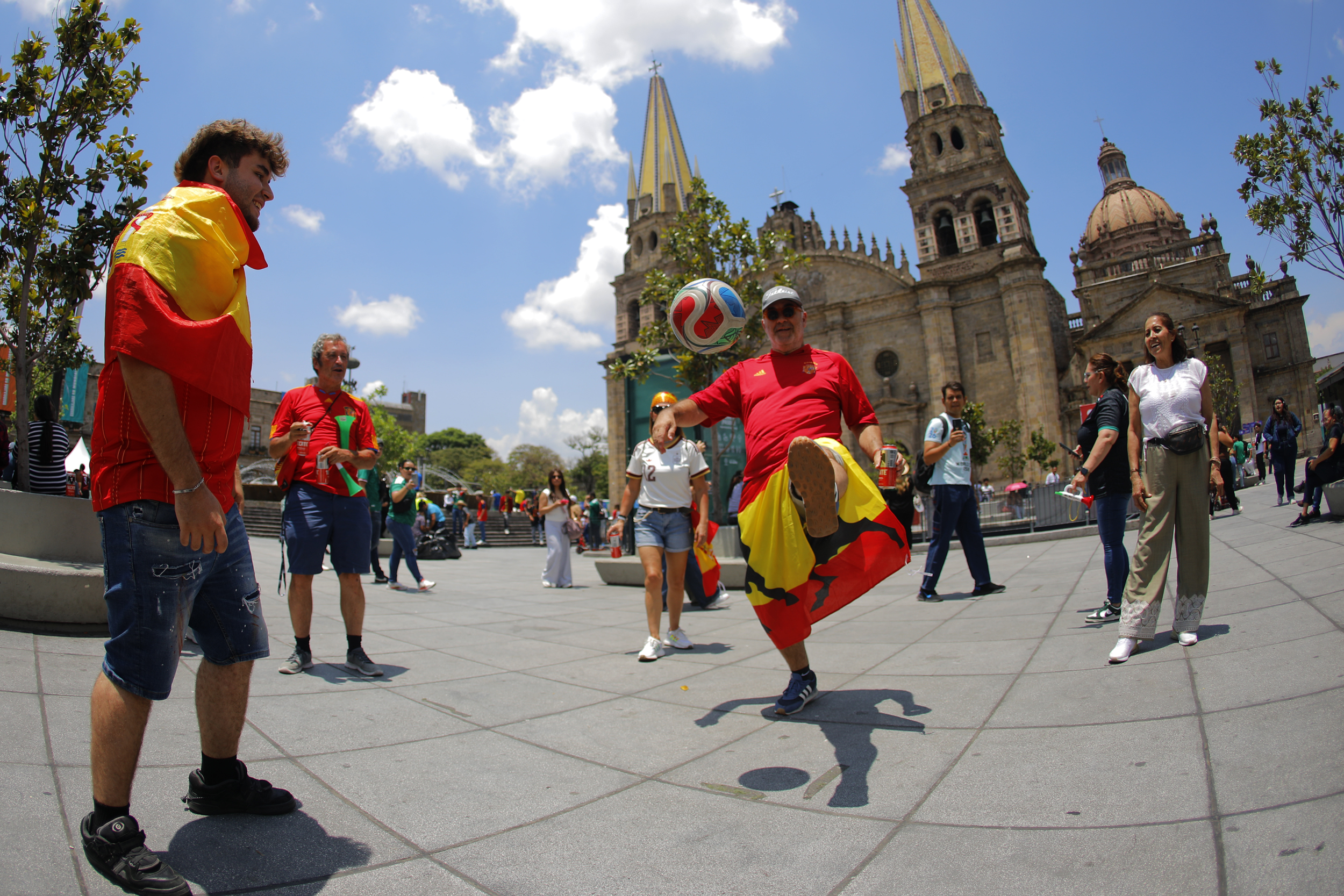 MEX6389. CIUDAD DE MÉXICO (MÉXICO), 26/06/2026.- Aficionados de España juegan con un balón este viernes, previo al partido del grupo H del Mundial de la FIFA 2026 entre Uruguay y España en el estadio Akron en Guadalajara (México). EFE/ Francisco Guasco