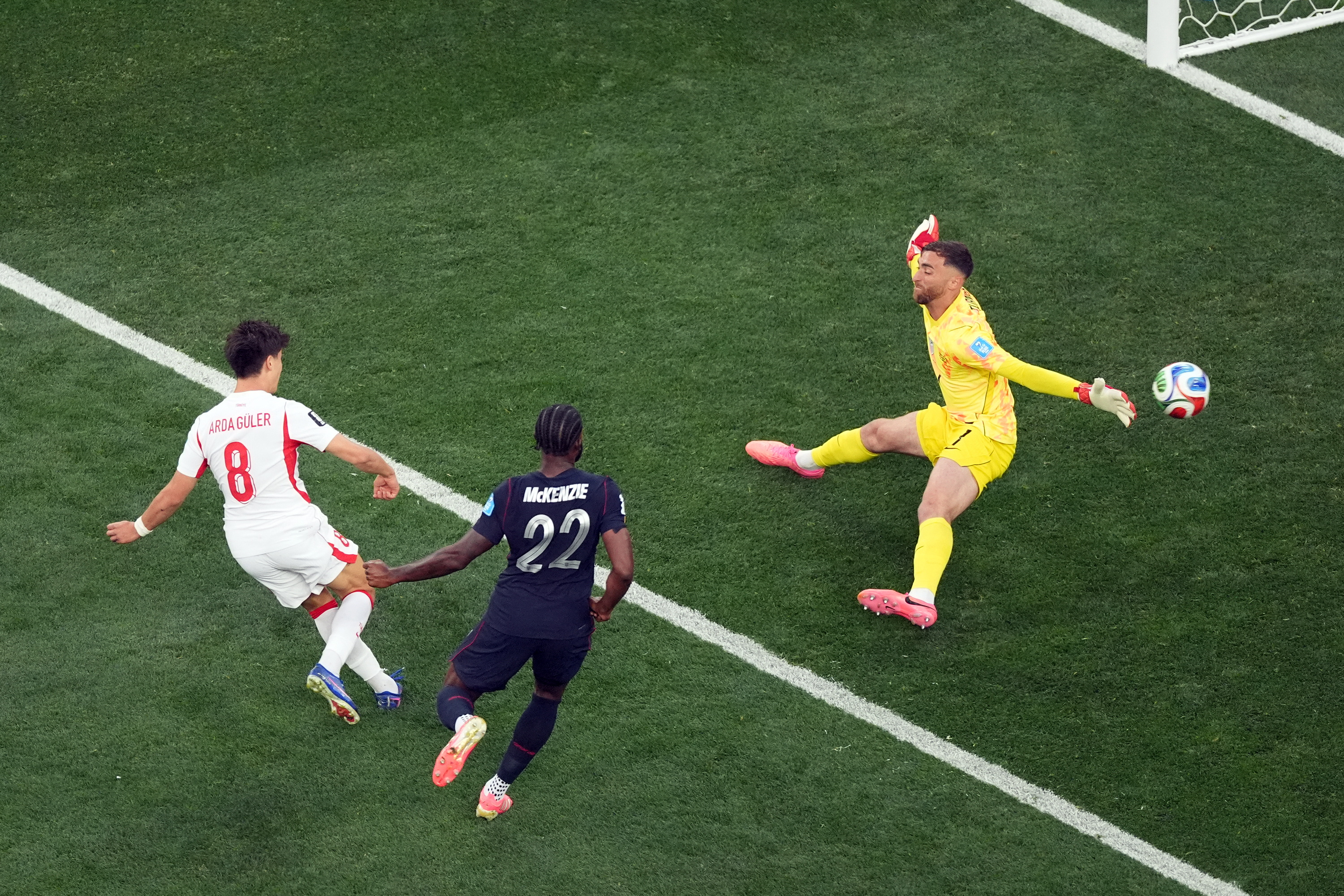 LOS ANGELES (United States), 26/06/2026.- Turkeys Arda Guler (L) scores the 1-1 goal during the FIFA World Cup 2026 group stage match Turkey against USA, in Los Angeles, Califronia, USA, 25 June 2026. (Turquía) EFE/EPA/SCOTT STRAZZANTE