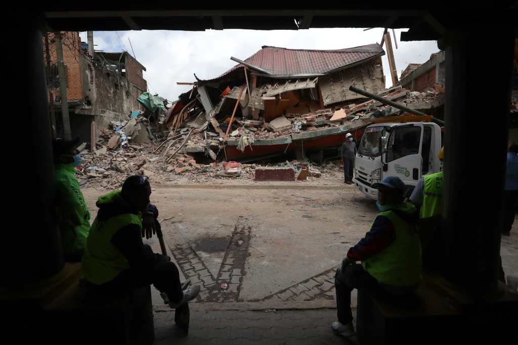 This Saturday, people observe a house destroyed by the earthquakes in Venezuela, in El Junquito, Venezuela. (Photo, Free Press: EFE)